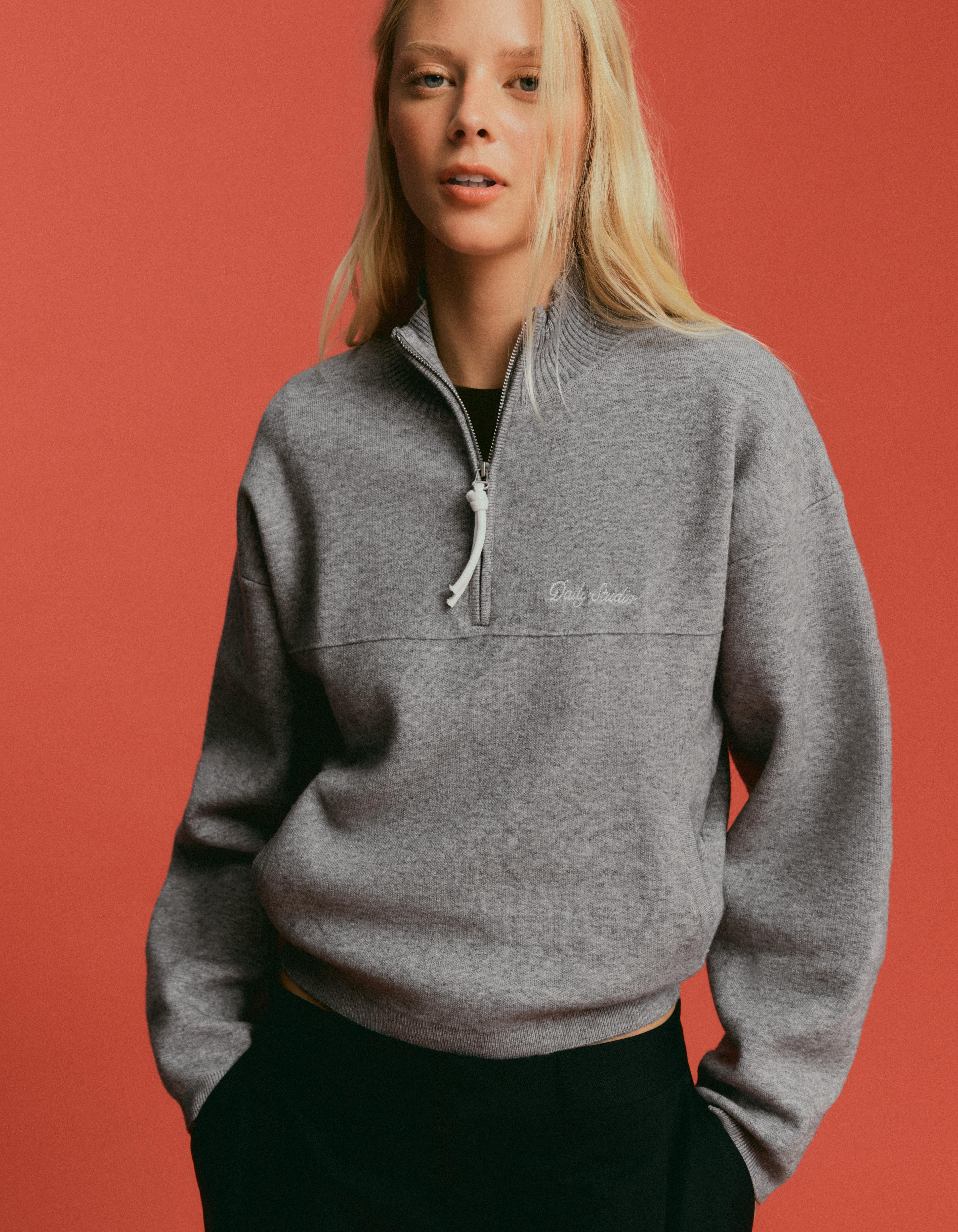 Bershka Haftowany Sweter Z Zapięciem Na Suwak Kobieta Szary