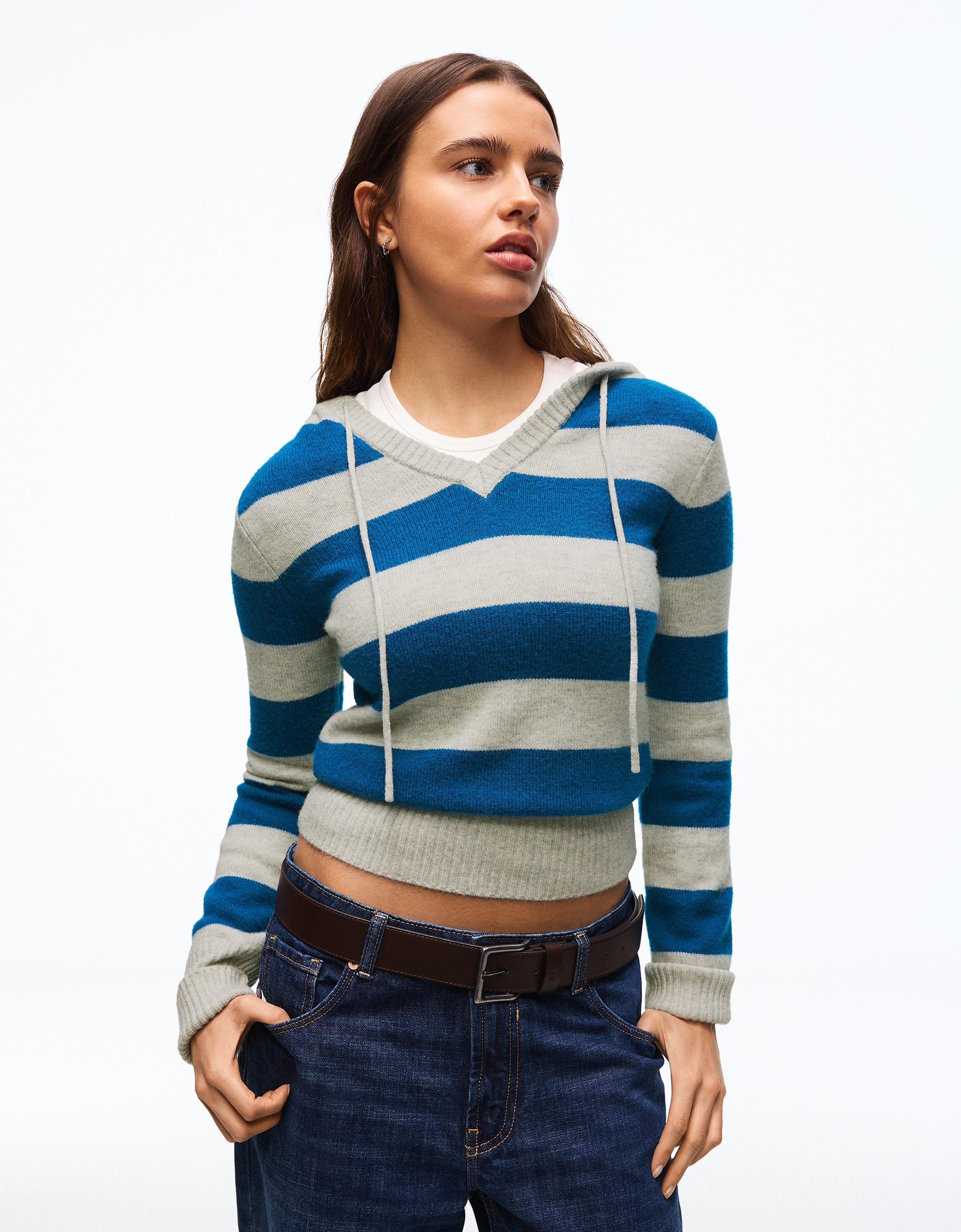 Bershka bluza z kapturem i nadrukiem niebieski