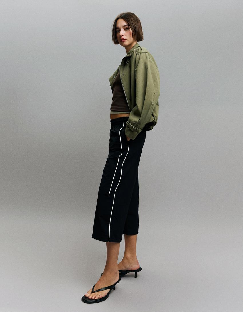 Capri hlače od tehničke tkanine sa stoperima-Crna