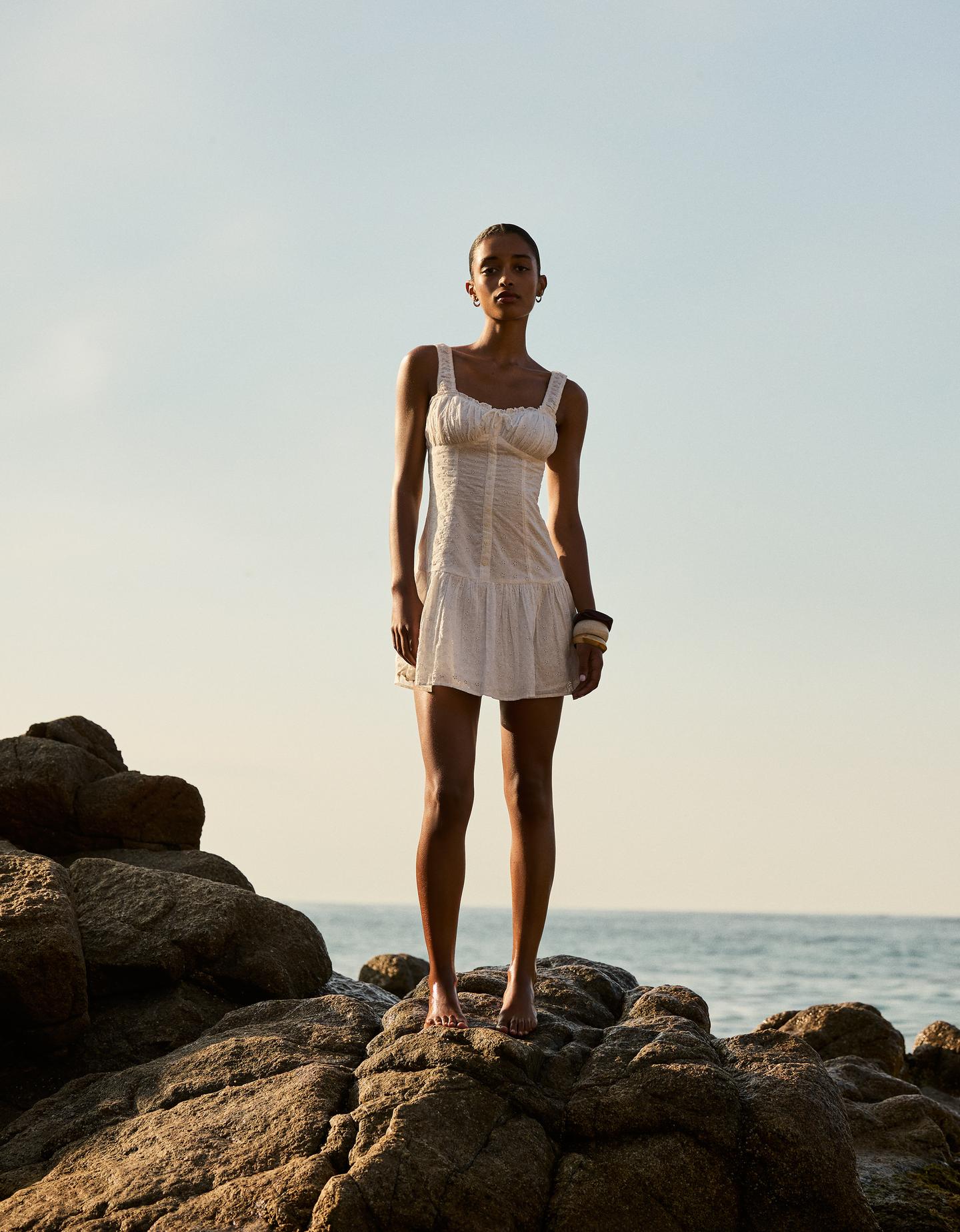 Bershka dopasowana sukienka mini z haftem i rozkloszowanym krojem biały