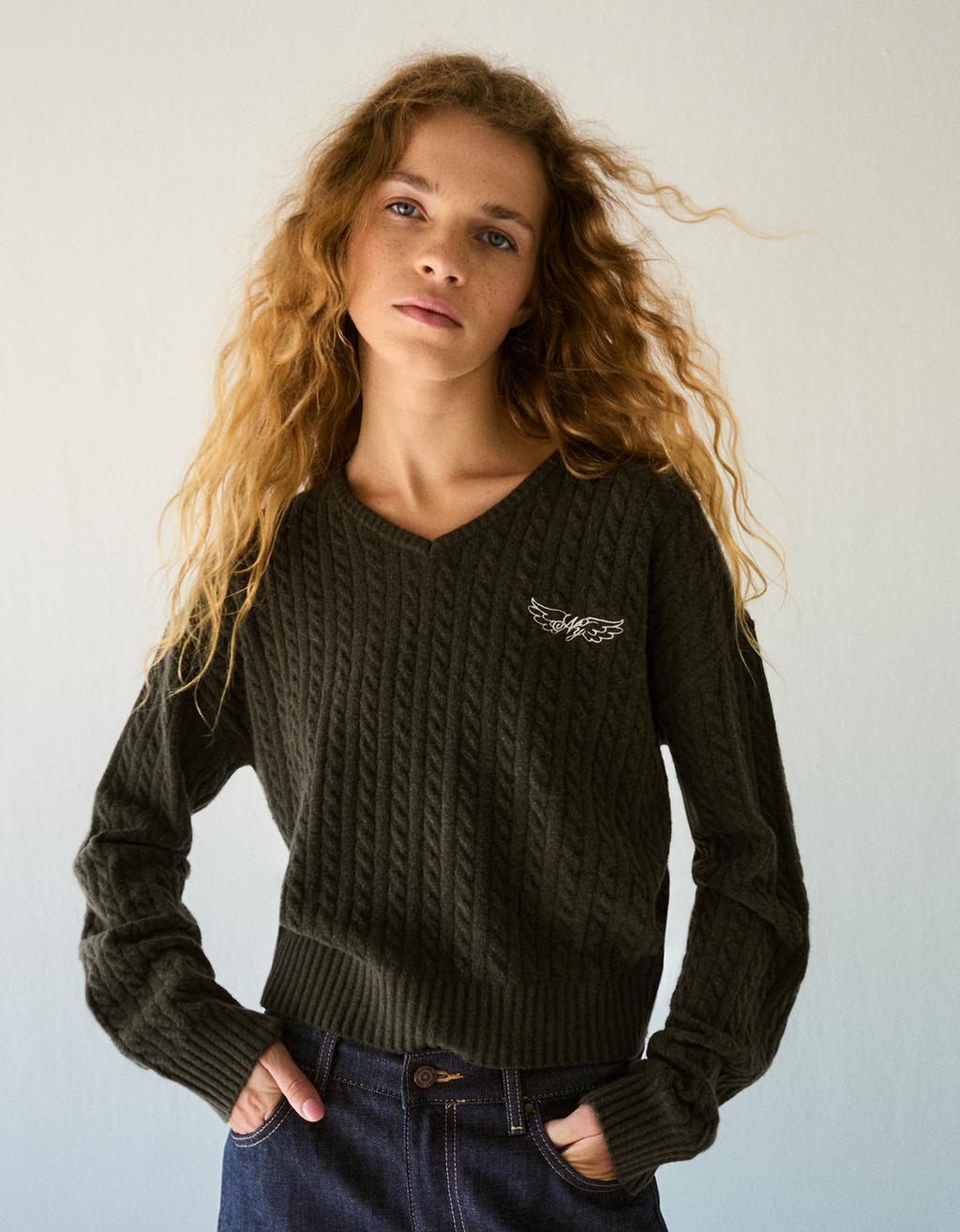 Embroidered cable-knit boxy V-neck jumper