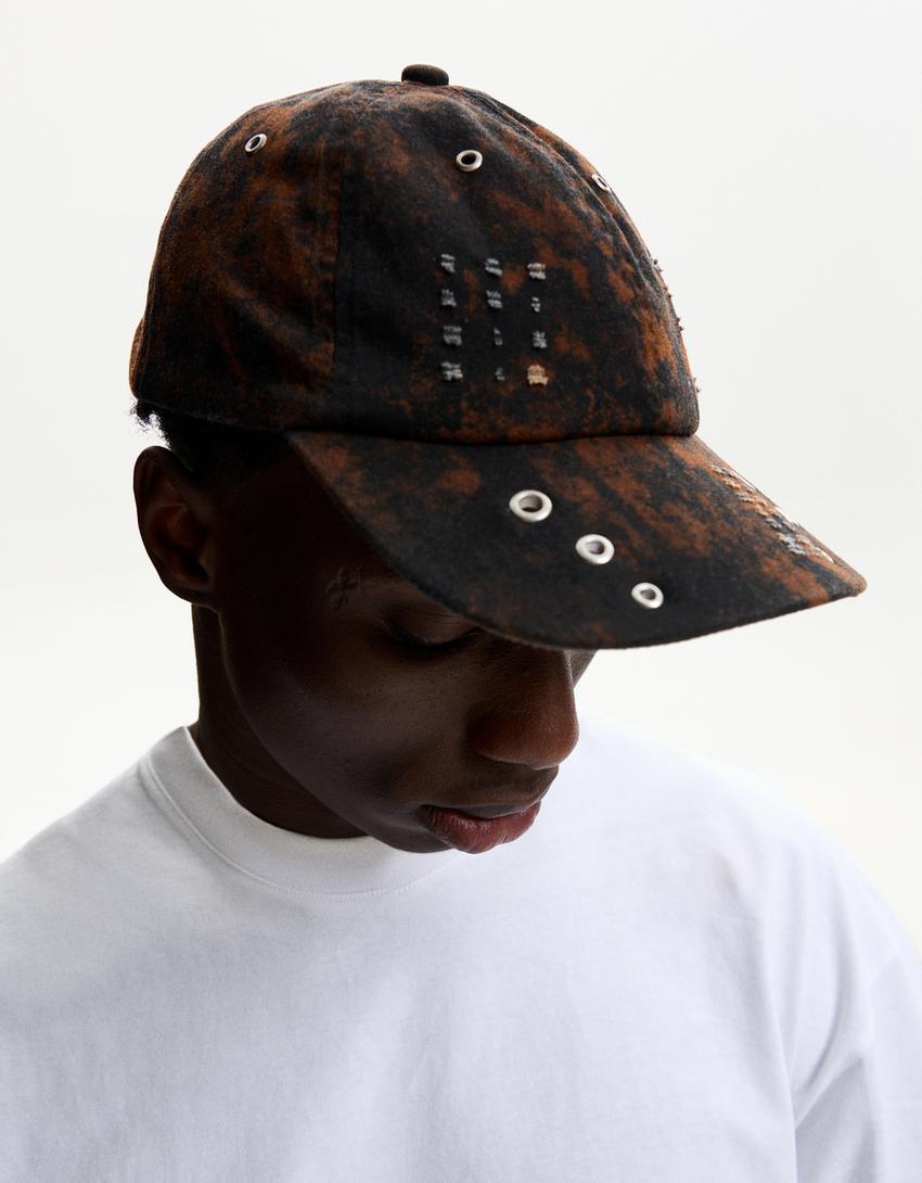 Cap with eyelets