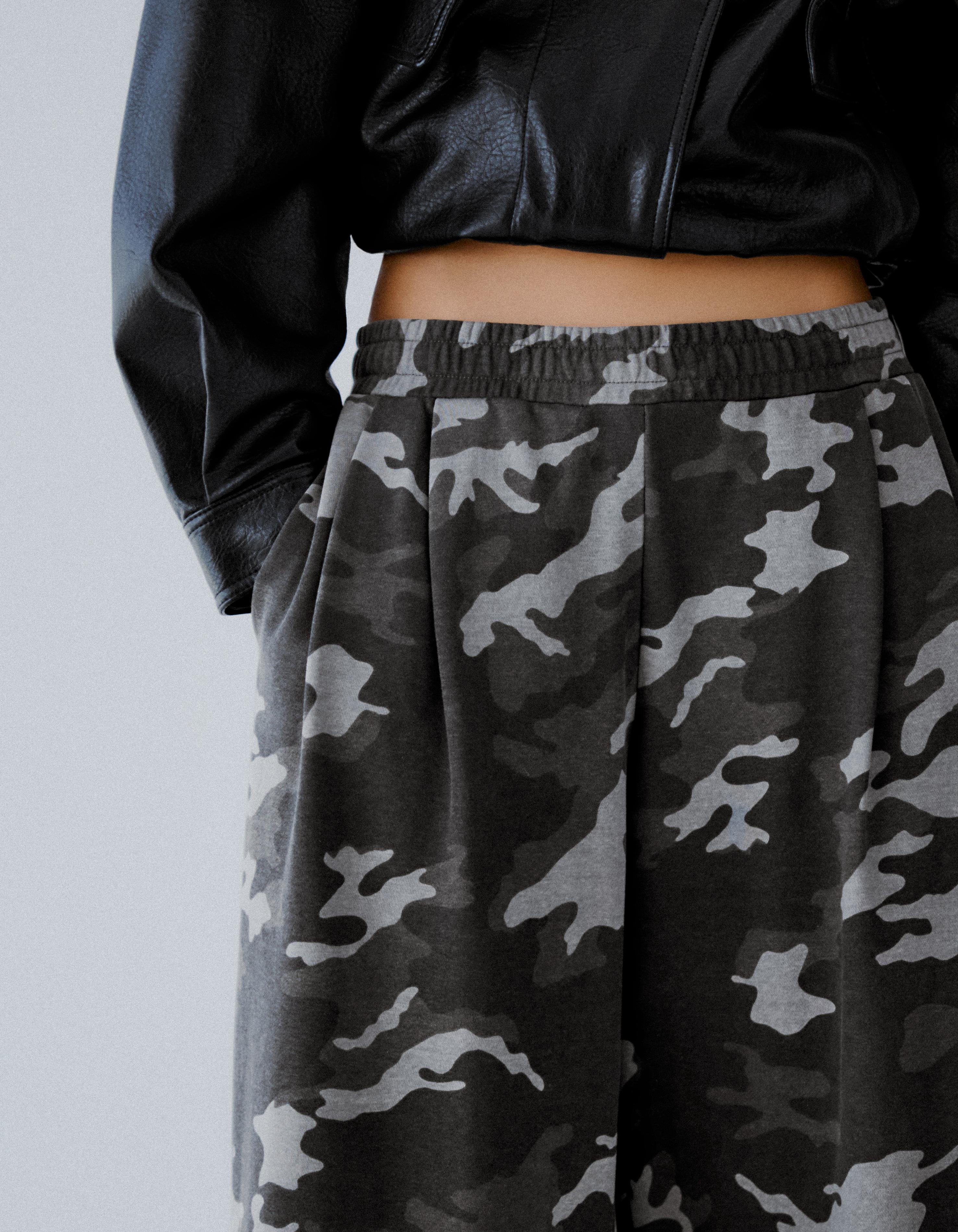Printed plush trousers — Dark grey