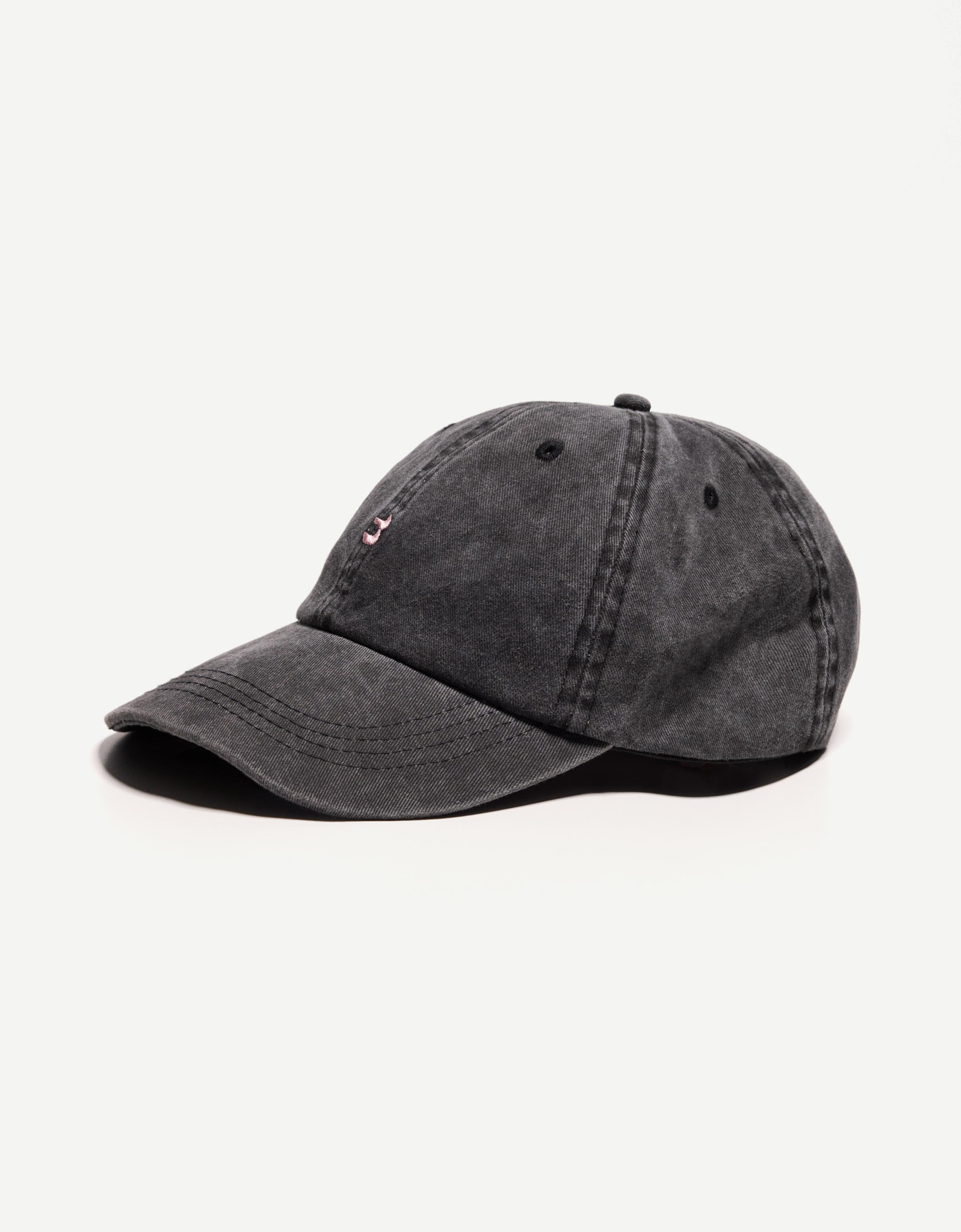 Embroidered cap — Black