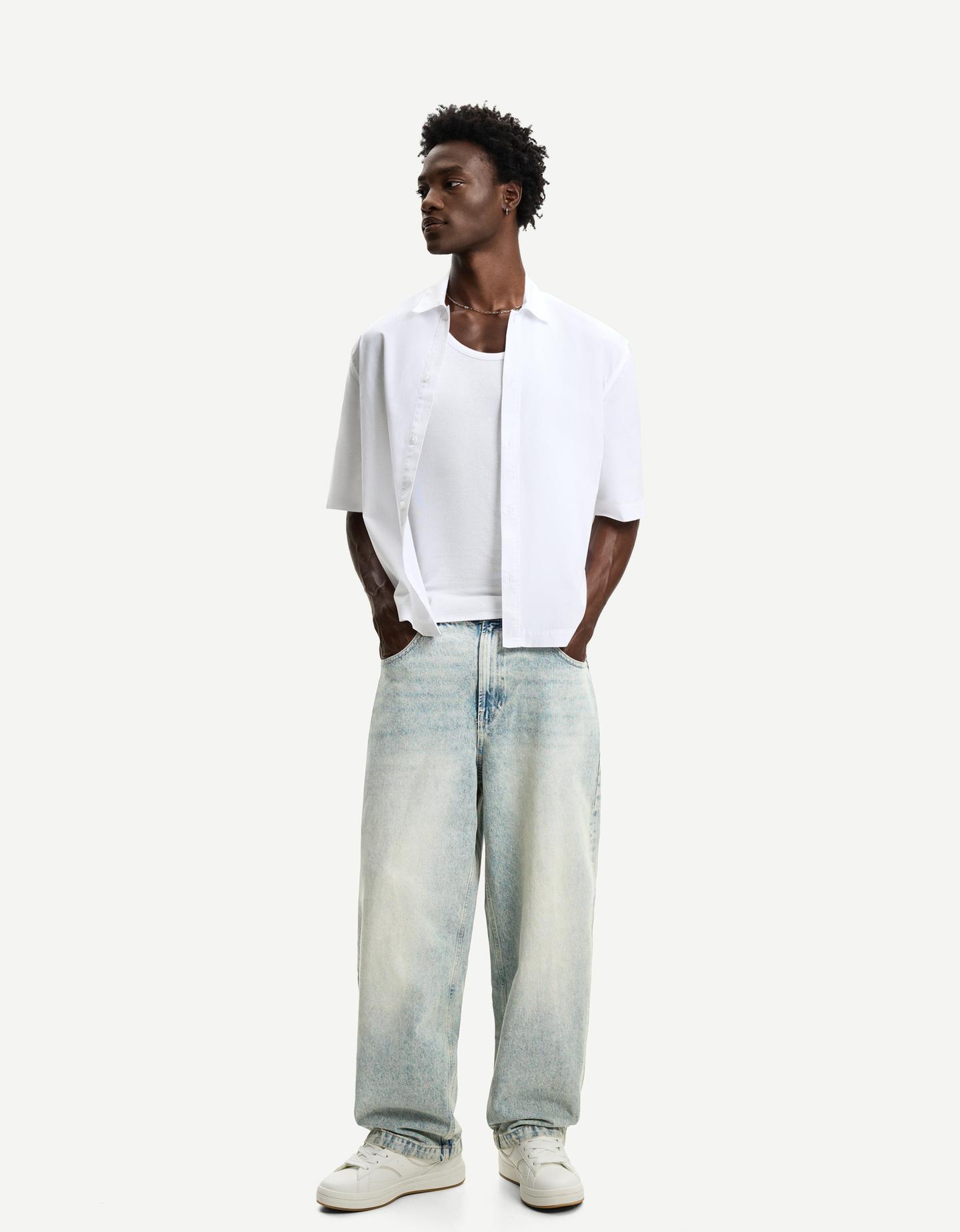 Bershka jeansy o kroju super baggy wyblakły niebieski