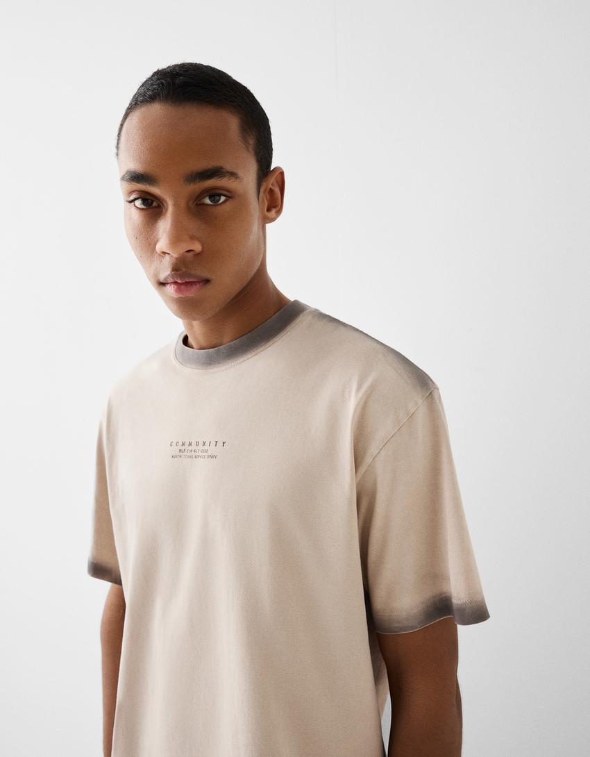 T-shirt manga curta boxy estampado-Caramelo-2