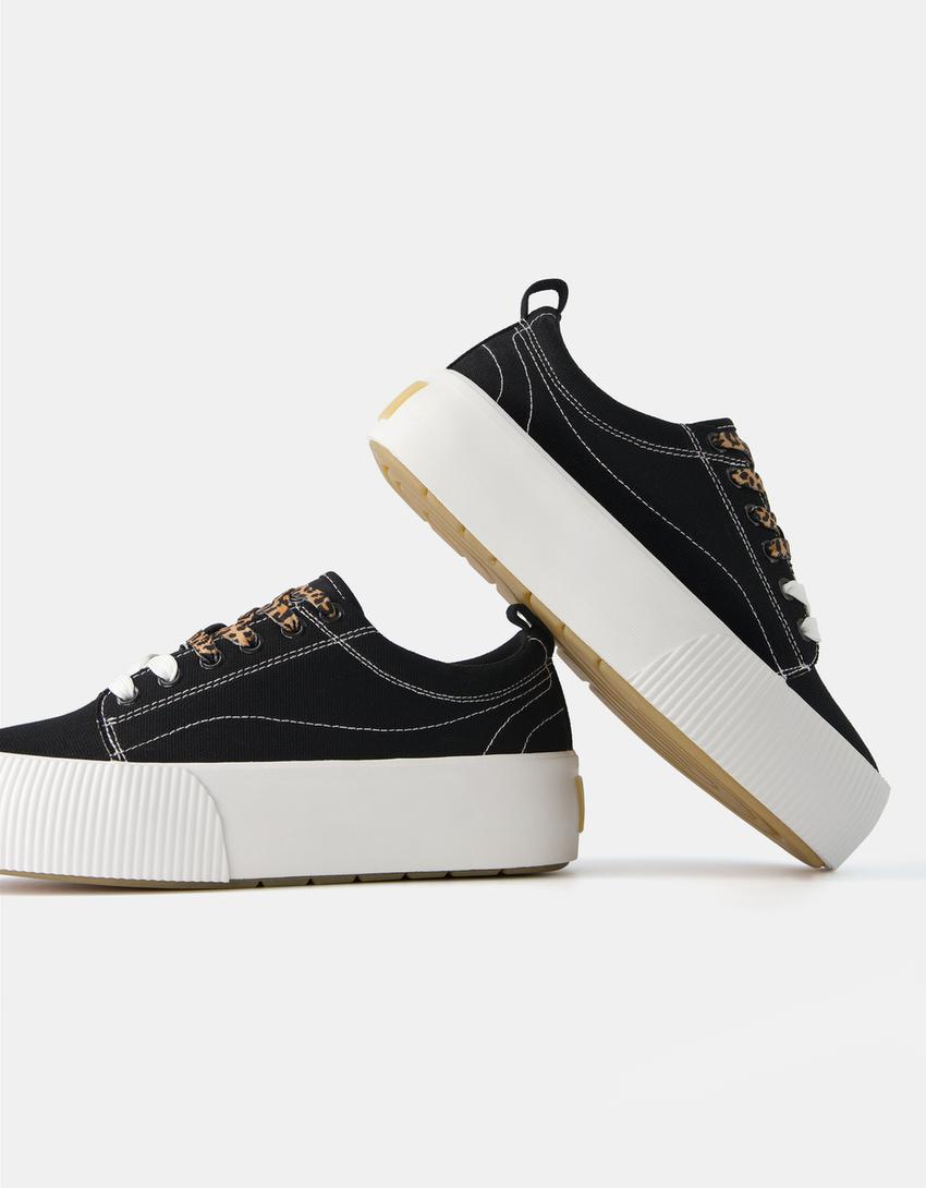 حذاء رياضي نسيج بنعل عال وتفاصيل بطبعة حيوانية-أسود