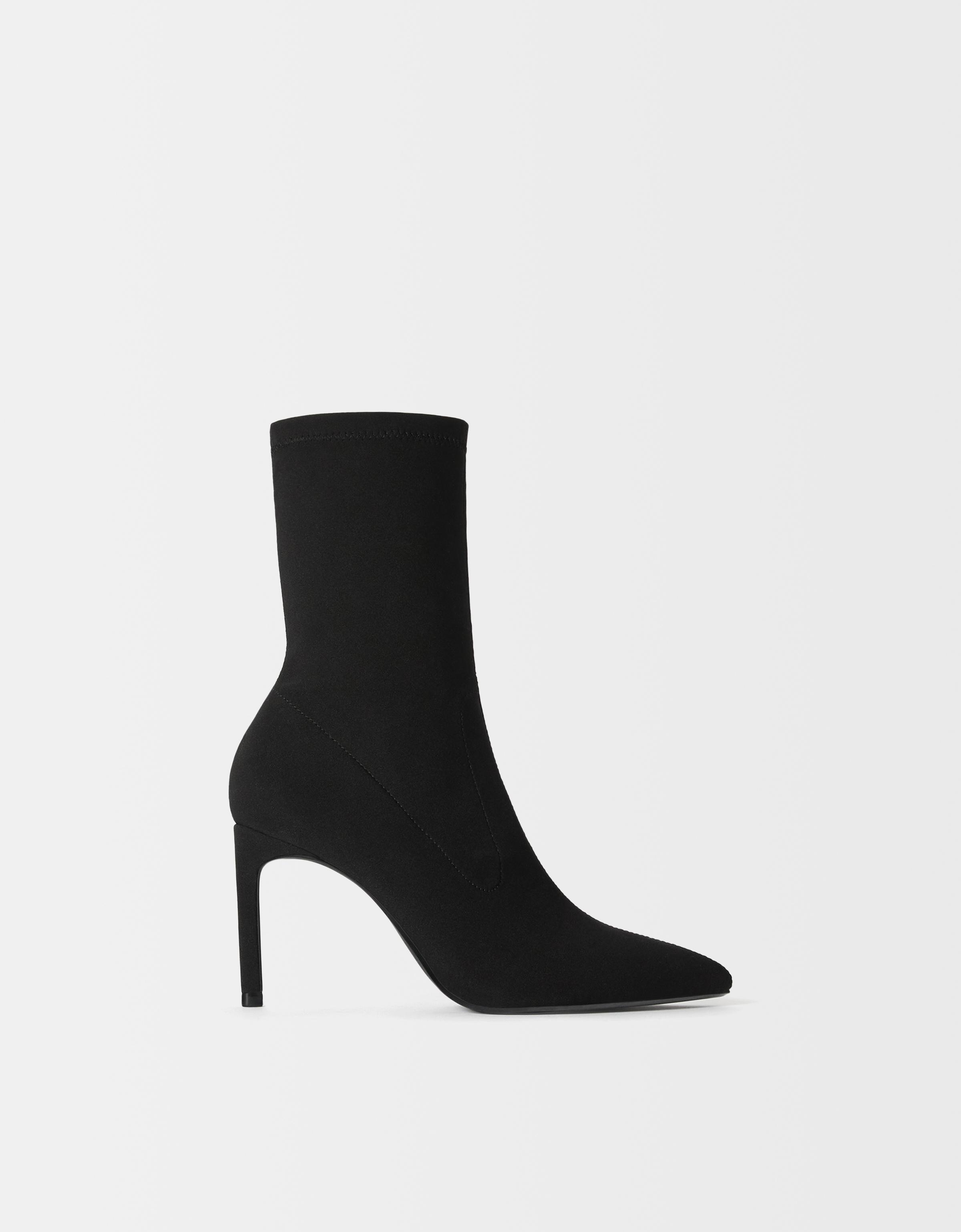 Fitted heel ankle boots — BLACK