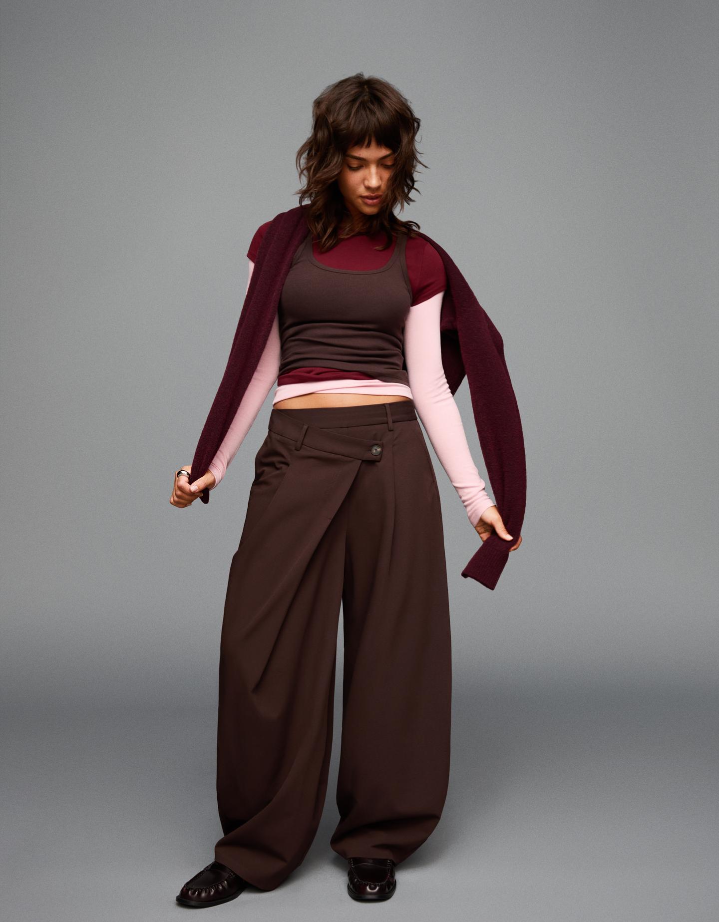 Bershka spodnie tailoring z krzyżowanym pasem brązowy