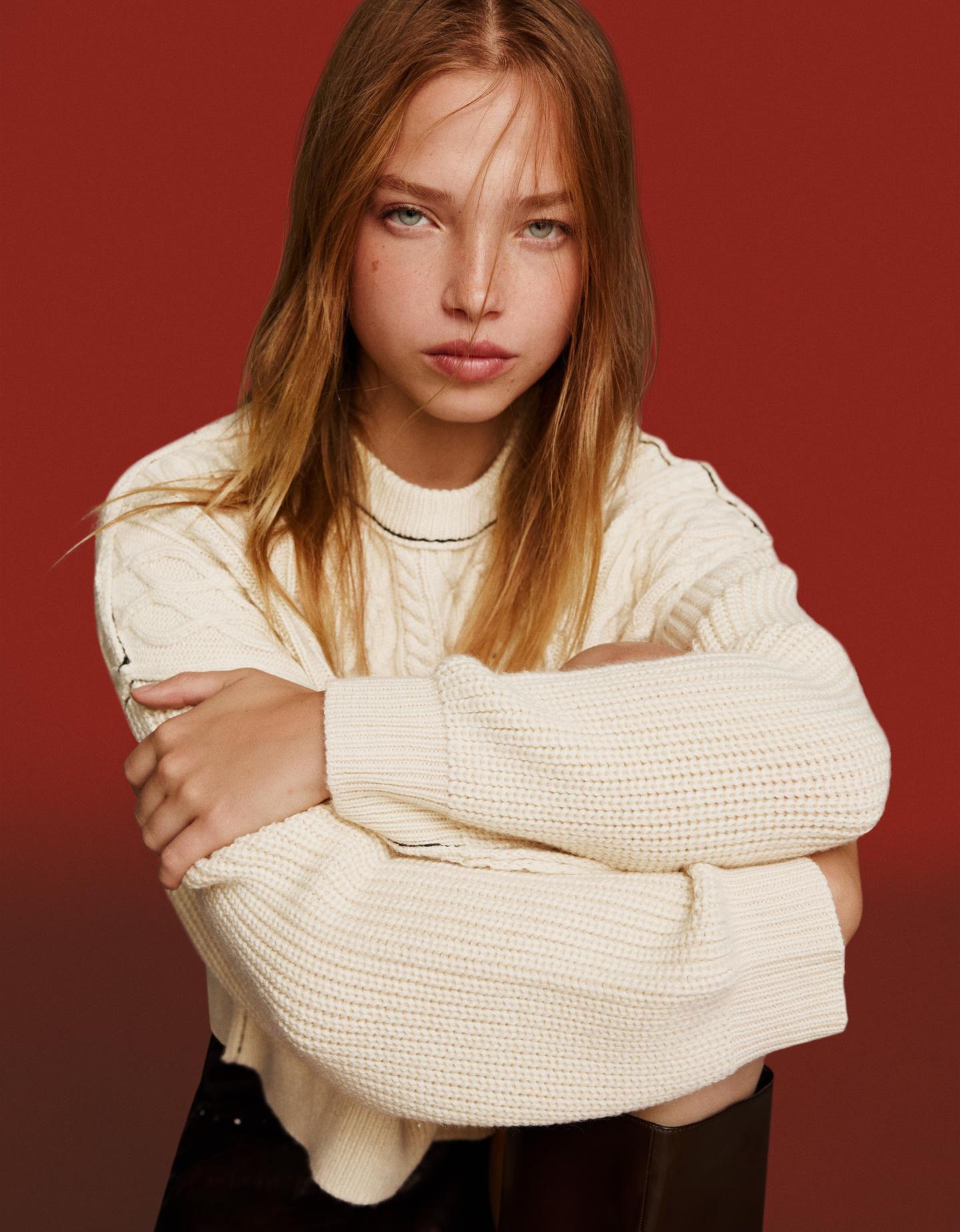 Bershka sweter ze splotem warkoczowym kremowy