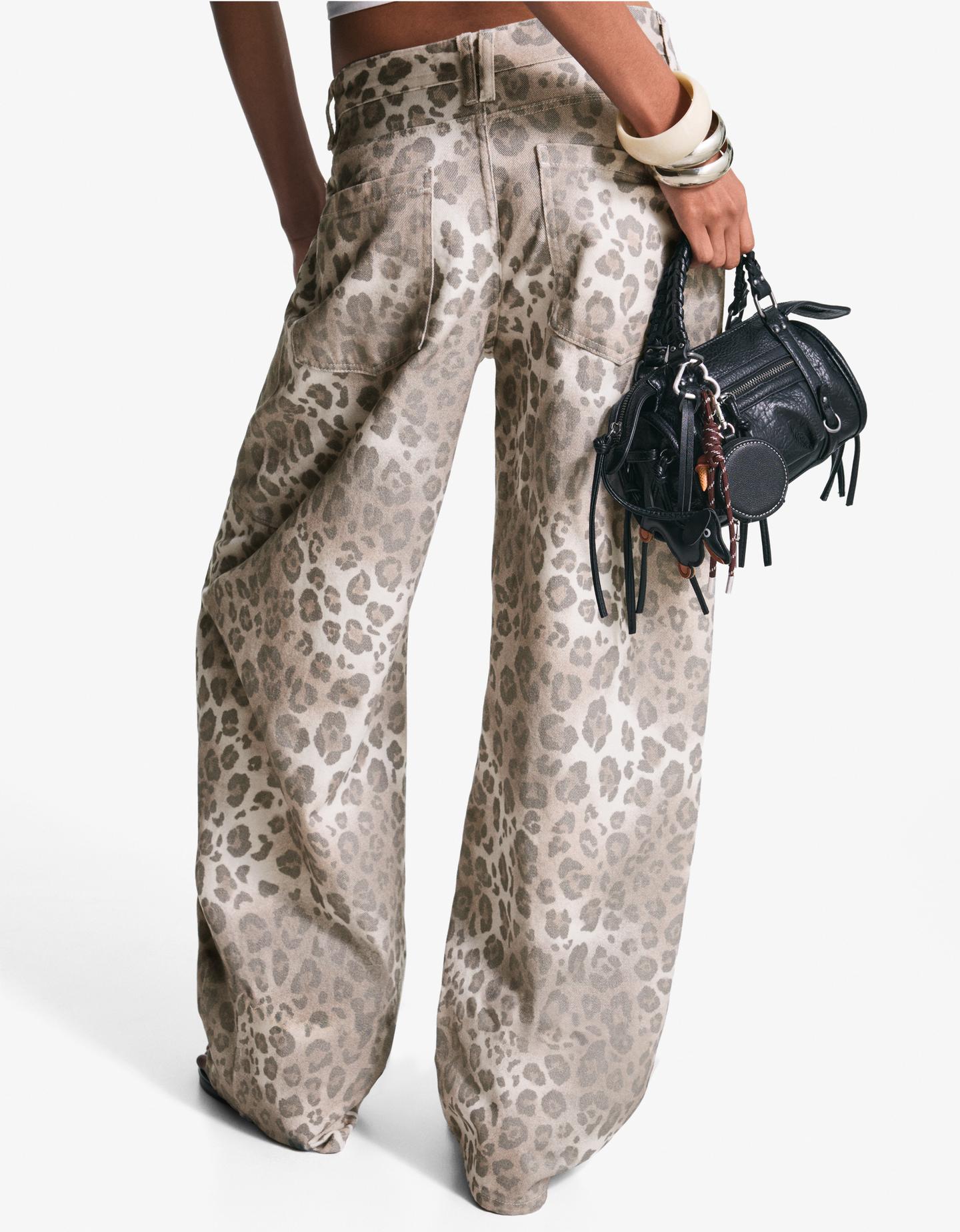 Bershka spodnie o kroju barrel z nadrukiem wielokolorowy