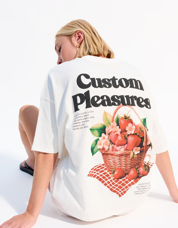 Baskılı ve kısa kollu t-shirt