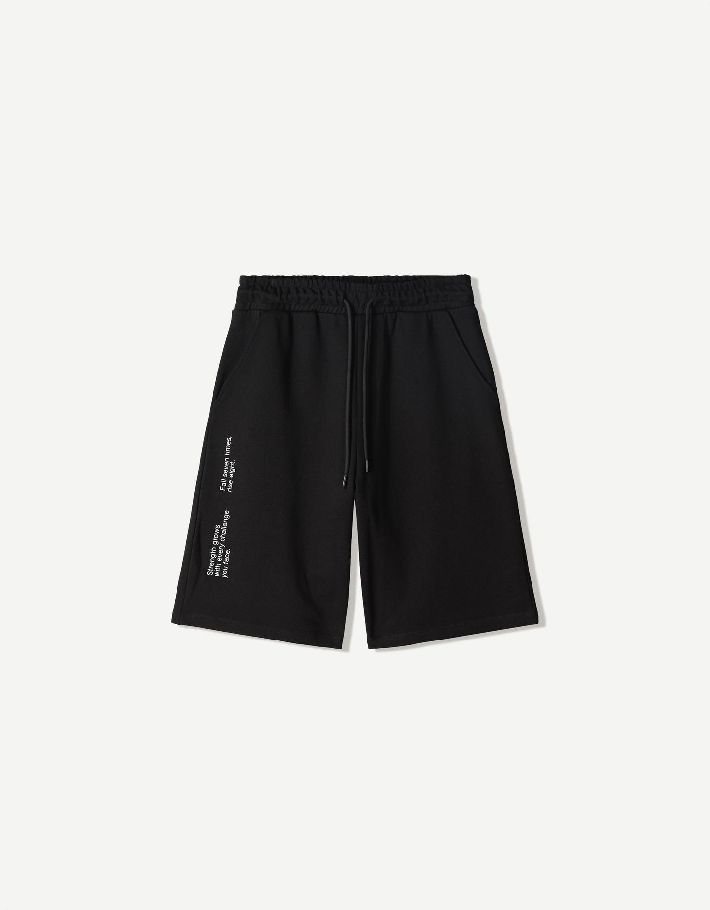 Bershka bermudy z dzianiny dresowej z nadrukiem czarny