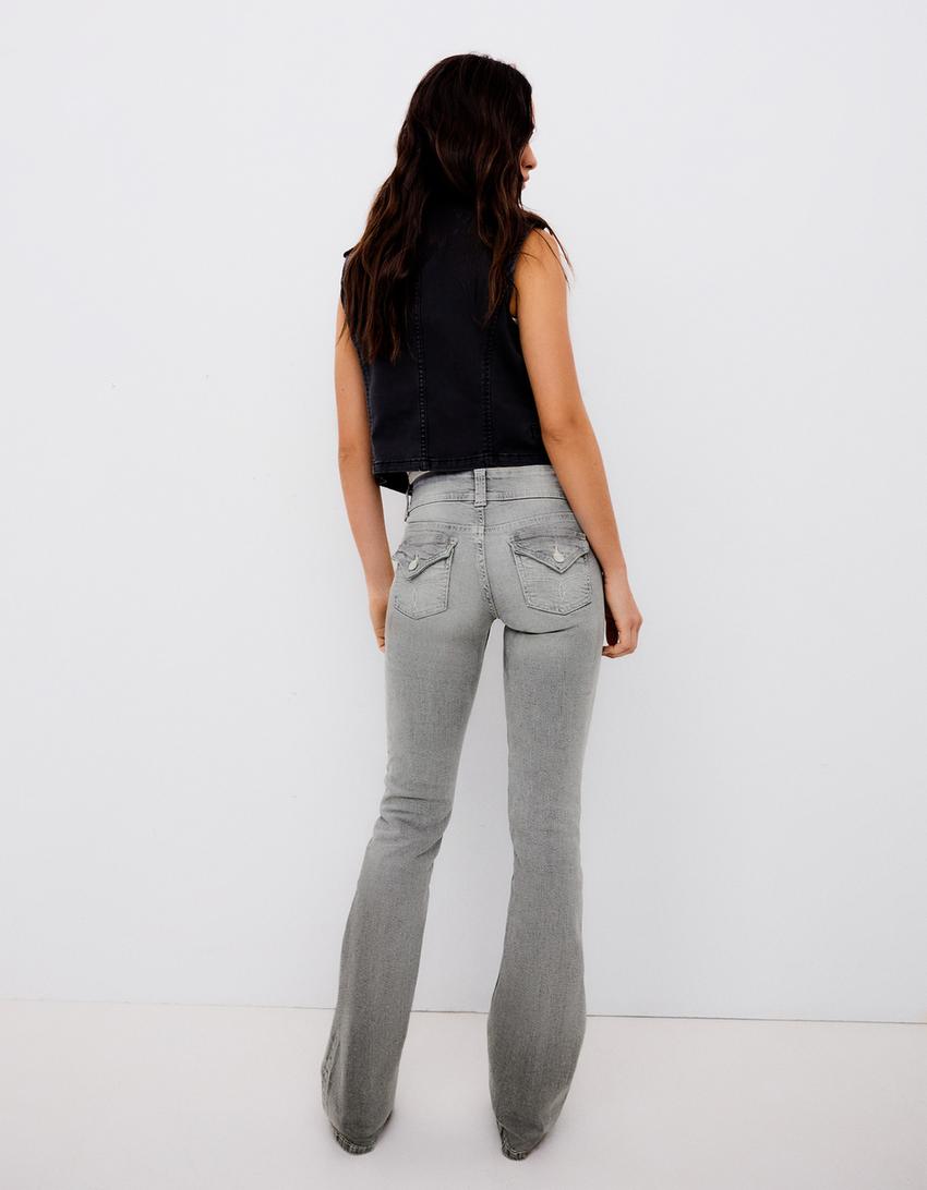 Bootcut-Jeans mit tiefem Bund und Flaps-Grau