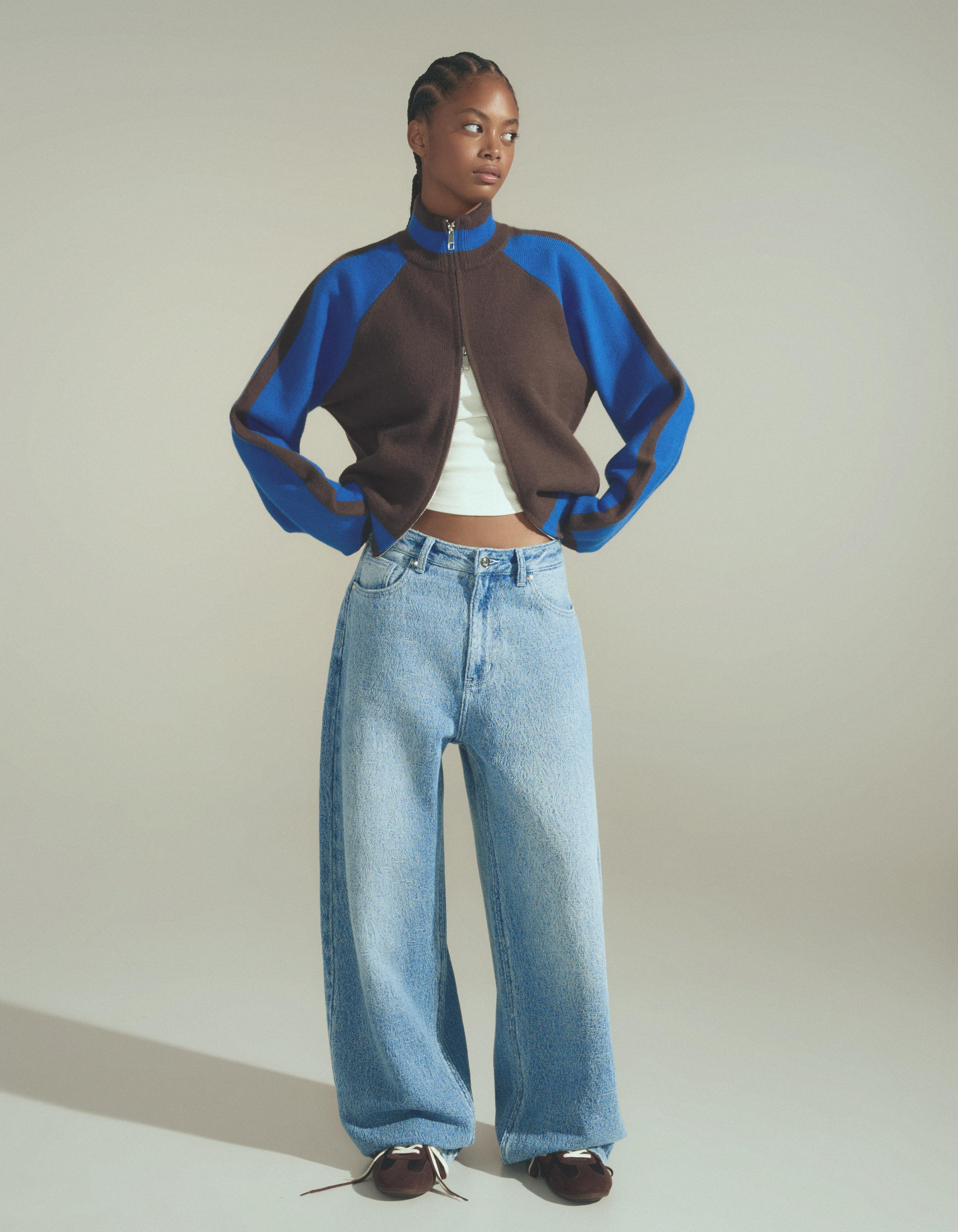 Bershka Jeansy O Kroju Barrel Faktura Kobieta 36 Wyblakły Niebieski