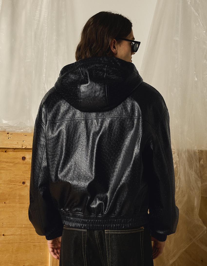 Cazadora capucha efecto piel-Negro