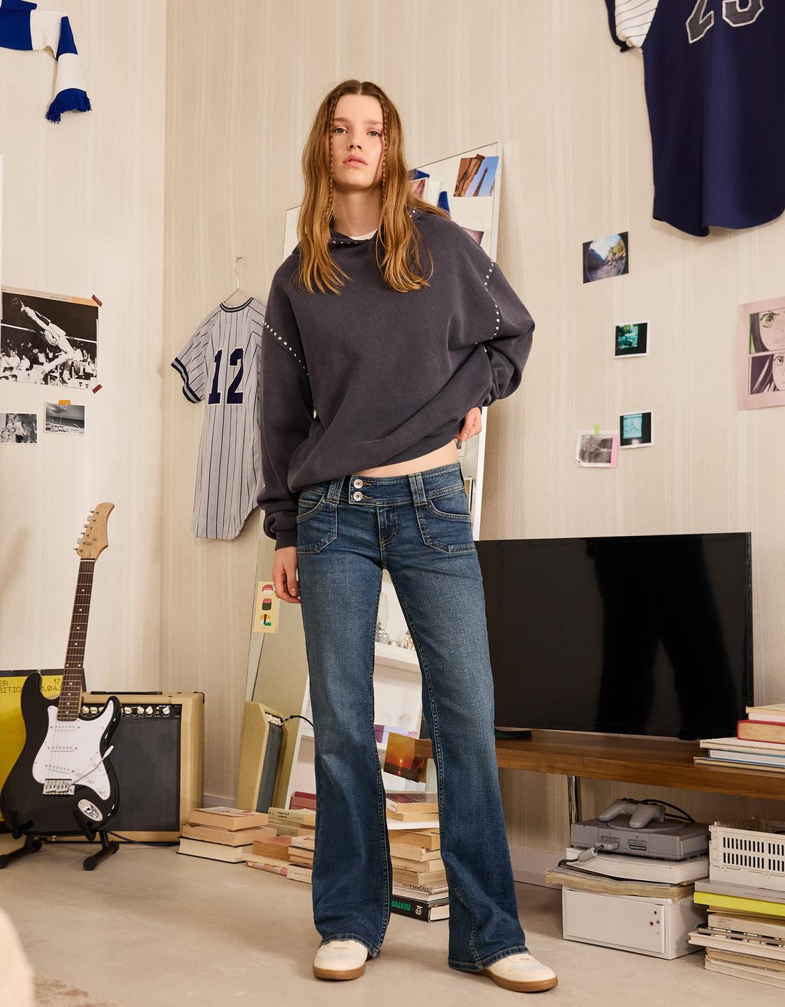Flared jeans with embroidered pockets