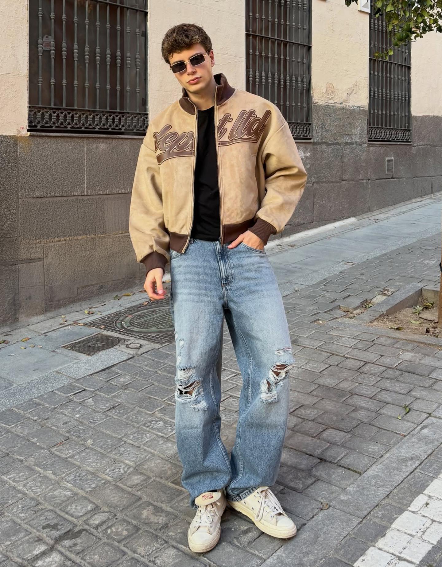Bershka jeansy o kroju baggy z dziurami niebieski