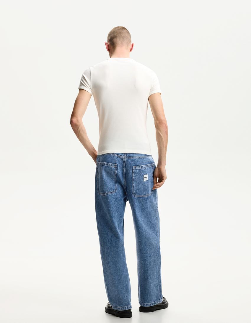 Loose-fit baggy jeans