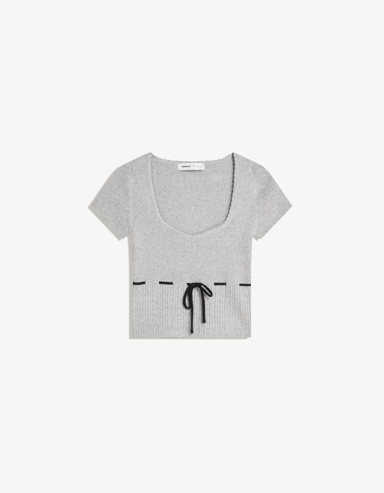 Short sleeve cable-knit sweater with tie
