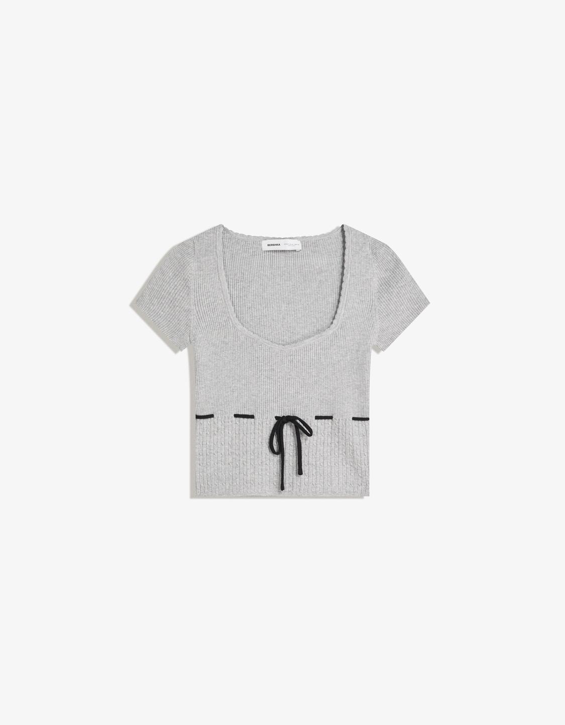 Short sleeve cable-knit sweater with tie