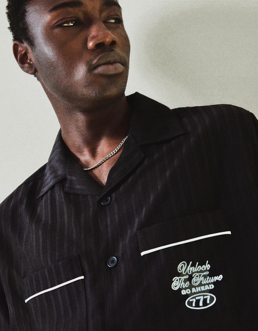 Camisa boxy com bordado-Preto