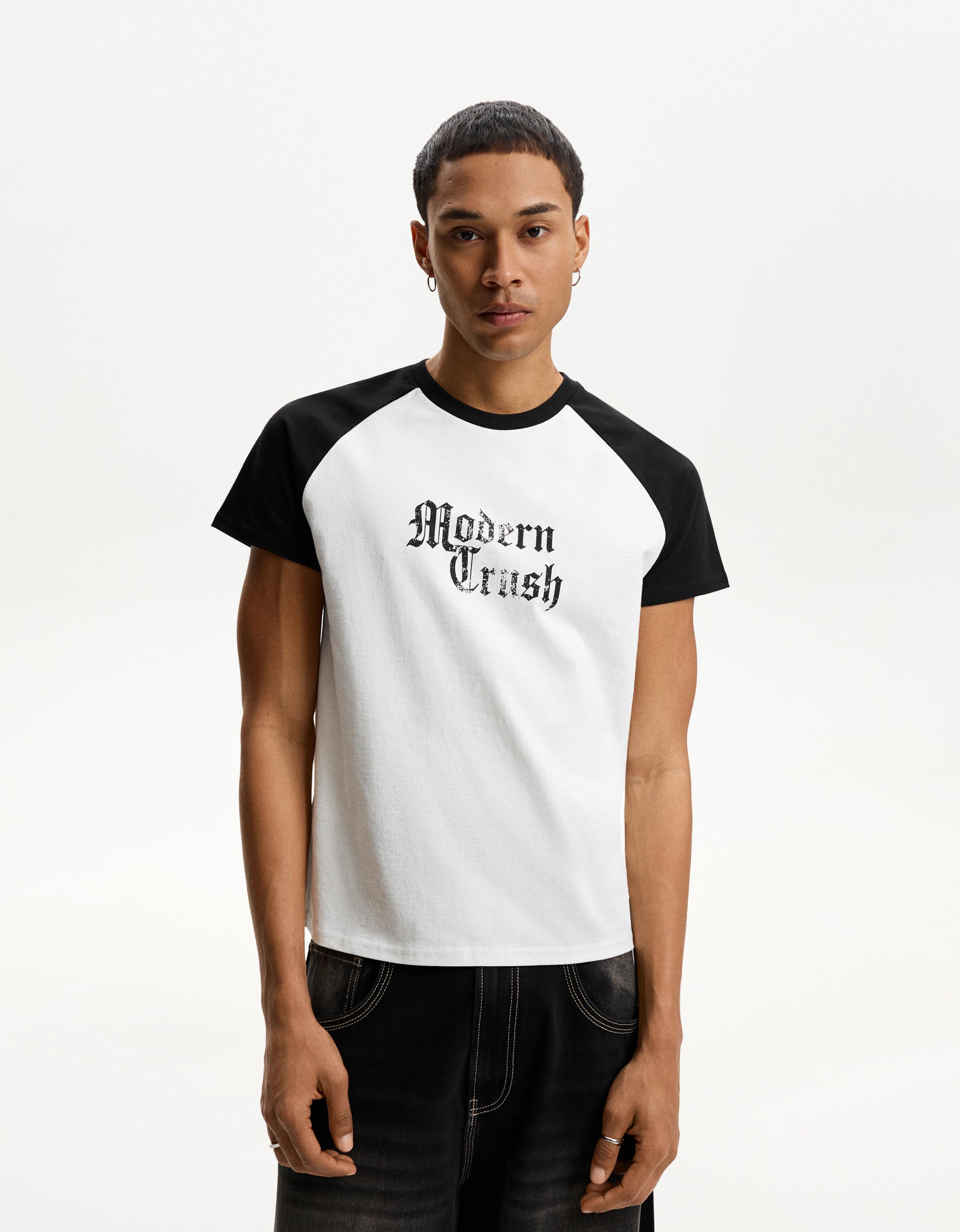 Bershka T-Shirt Mit Farblich Abgesetzten Kurzen Ärmeln Und Print Herren Xl Weiss