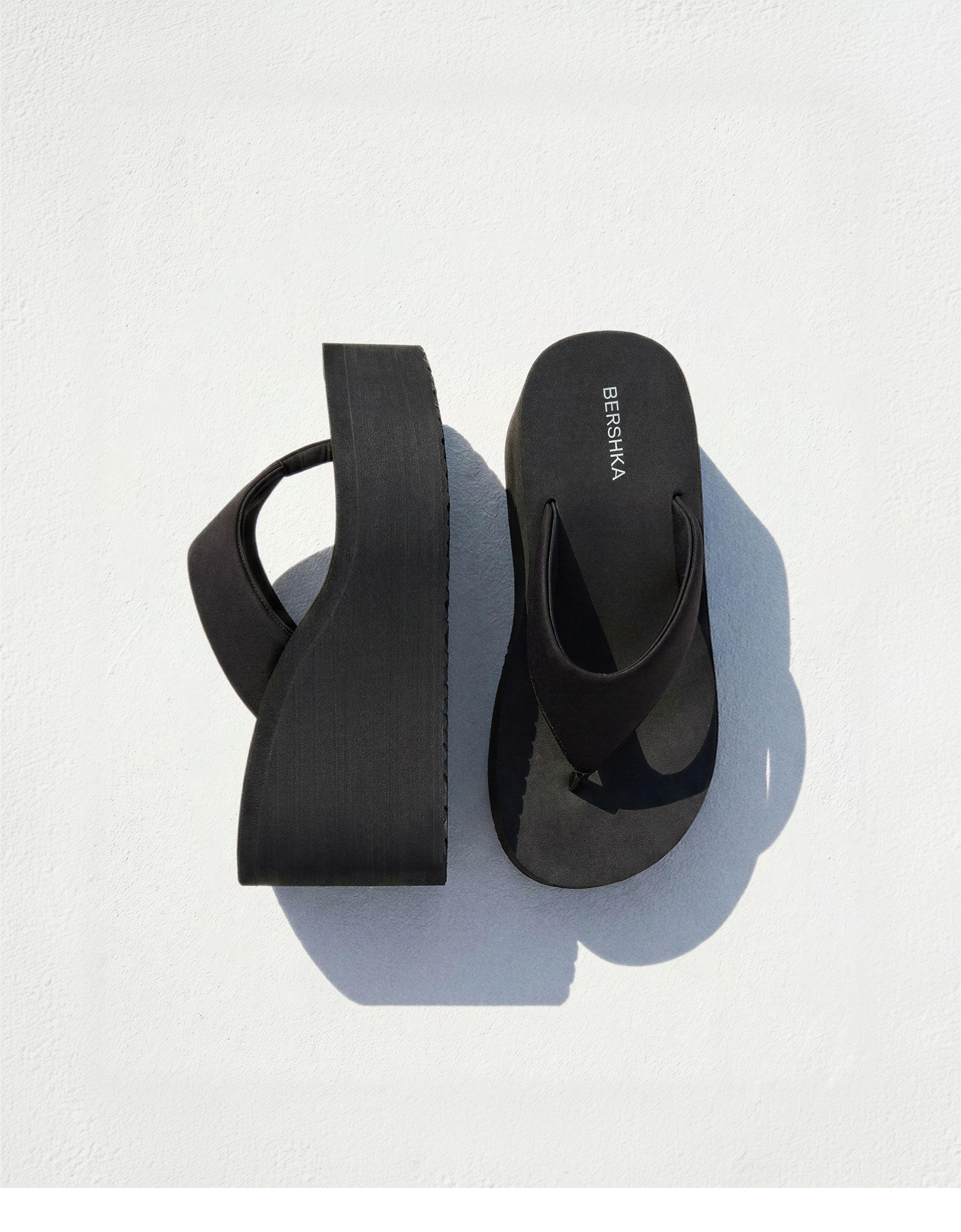 Thong heeled platform sandals — BLACK