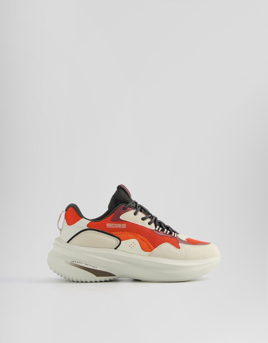 حذاء رياضي بتفصيل قطع تقنية