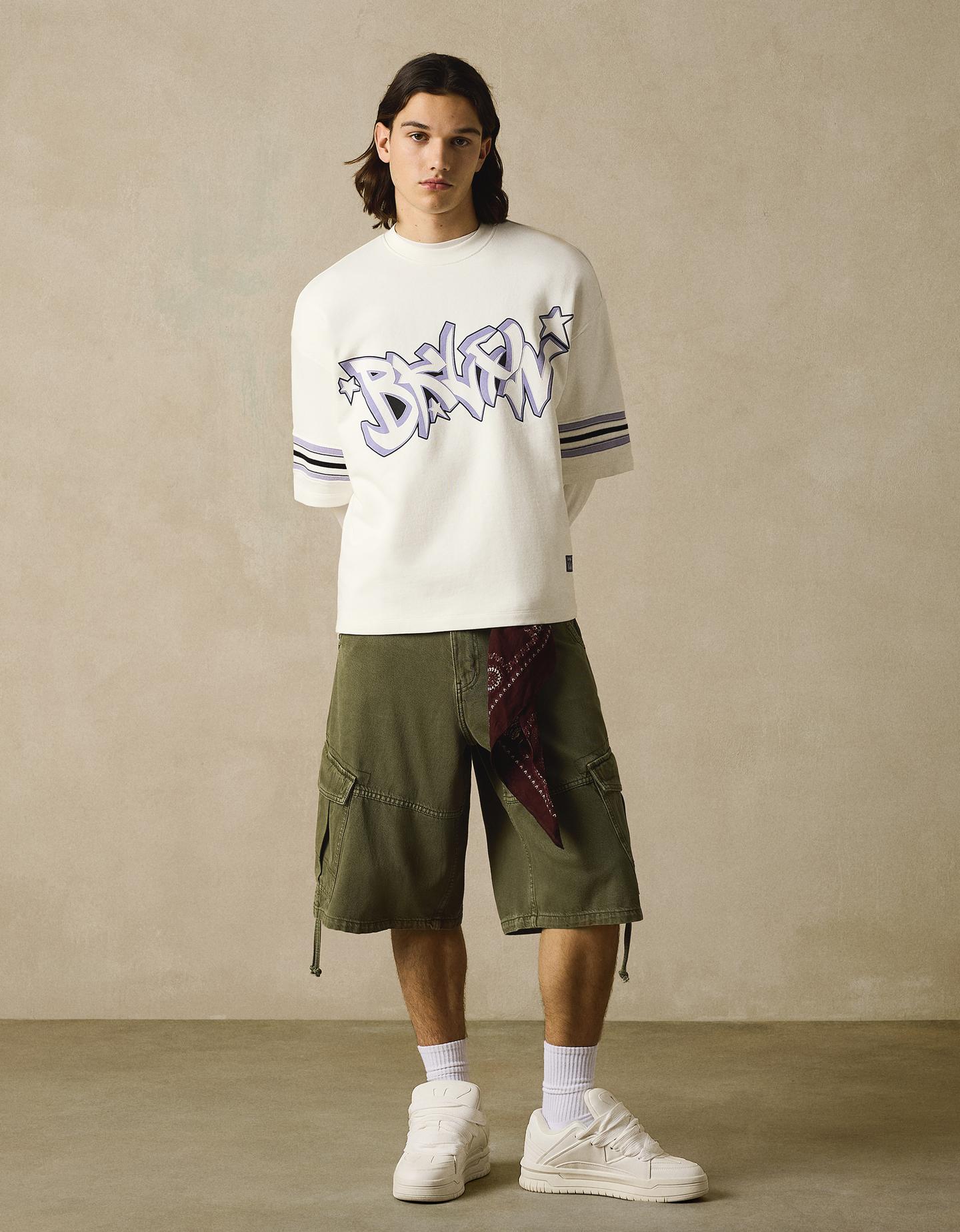 Bershka koszulka oversize z nadrukiem biały