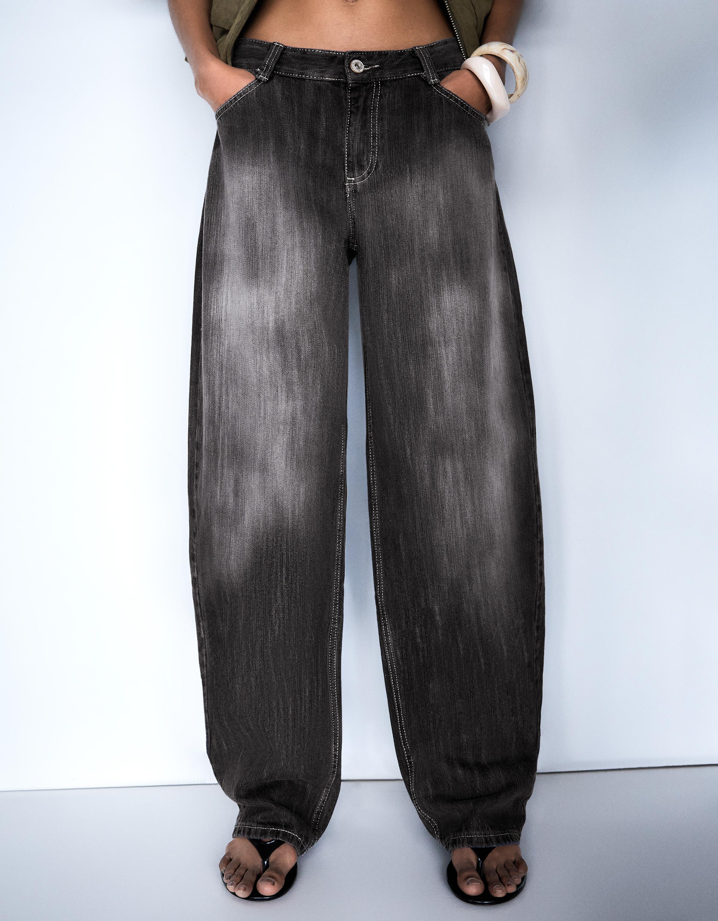 Low-rise baggy barrel jeans