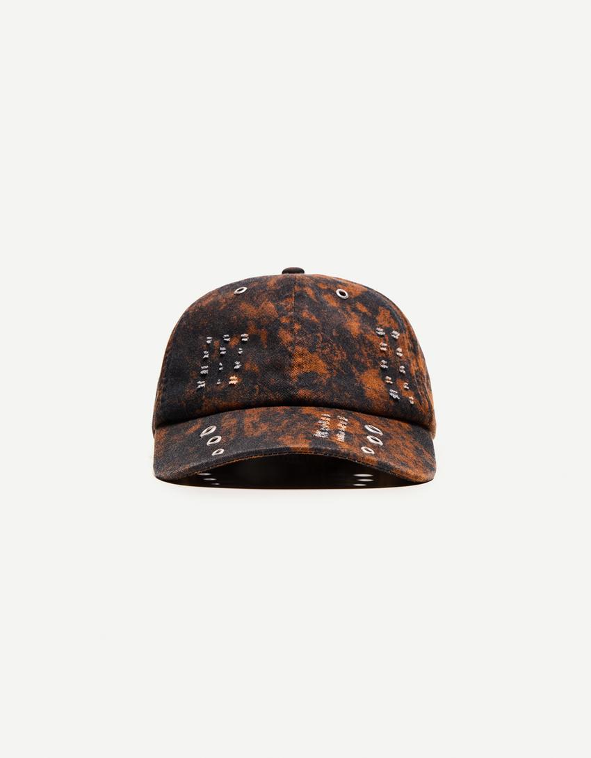 Cap with eyelets