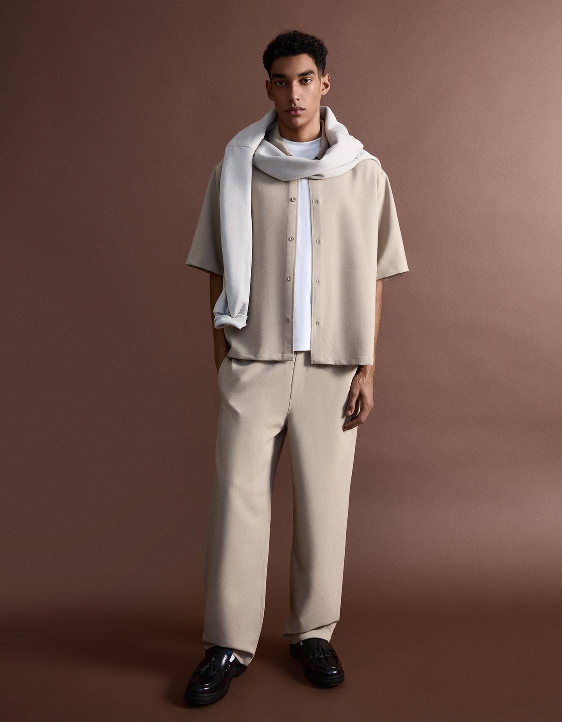 Short sleeve boxy tailored fit shirt