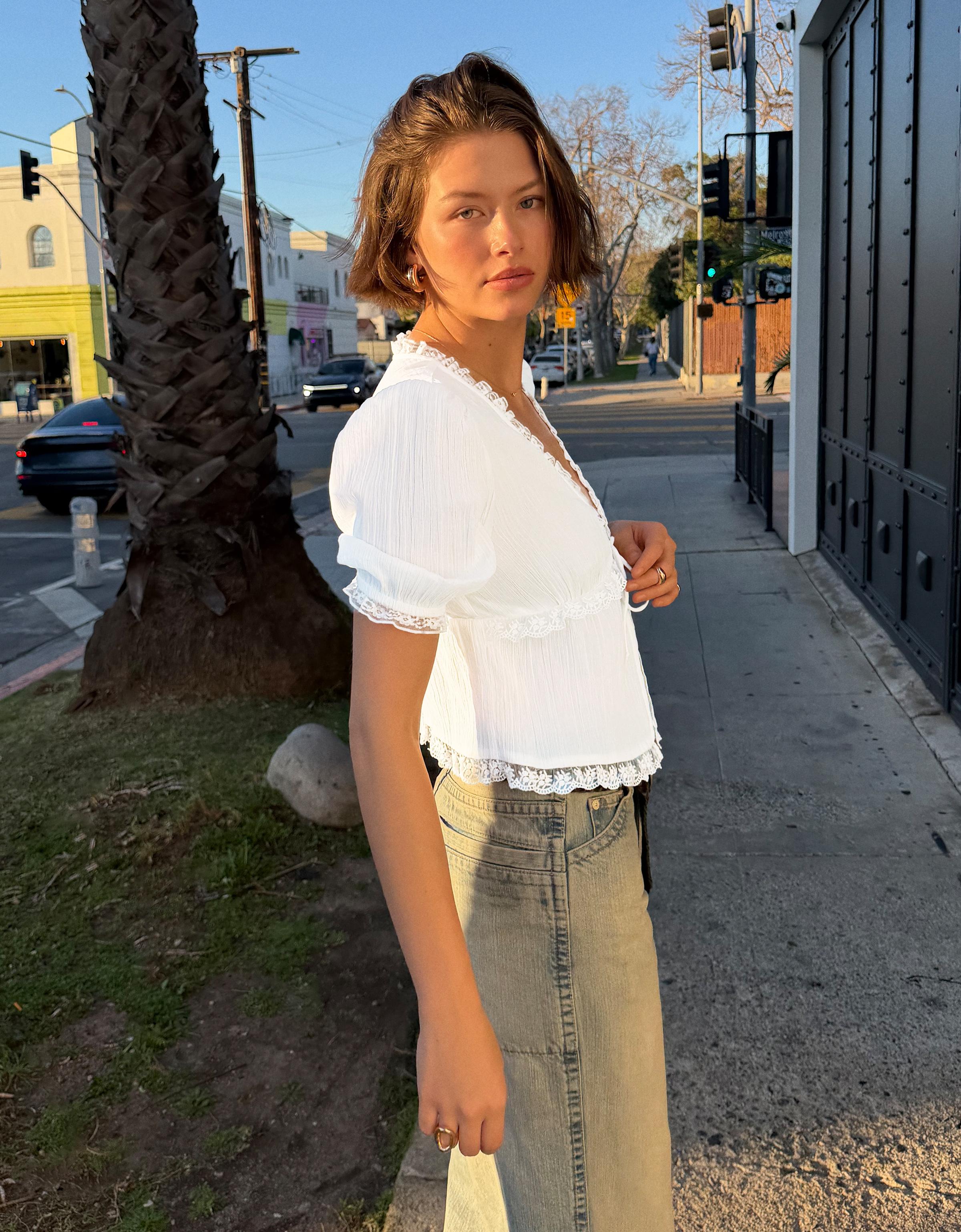 Kısa kollu bağcıklı bluz - Görsel 16