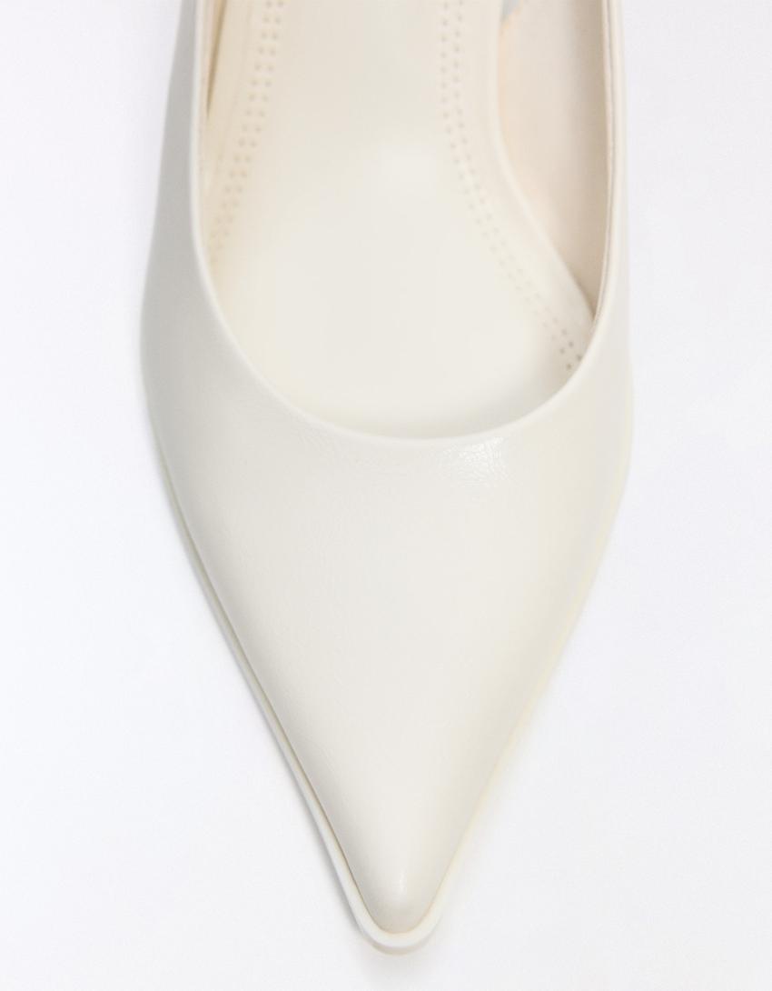 Chaussures à talon kitten heel ouvertes à l'arrière-Écru