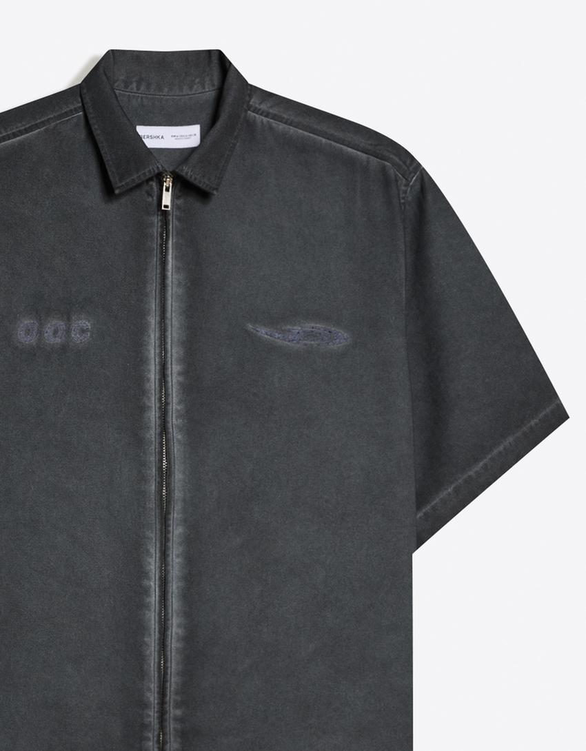 Camisa manga corta boxy bordado OUT OF CORE-Gris oscuro