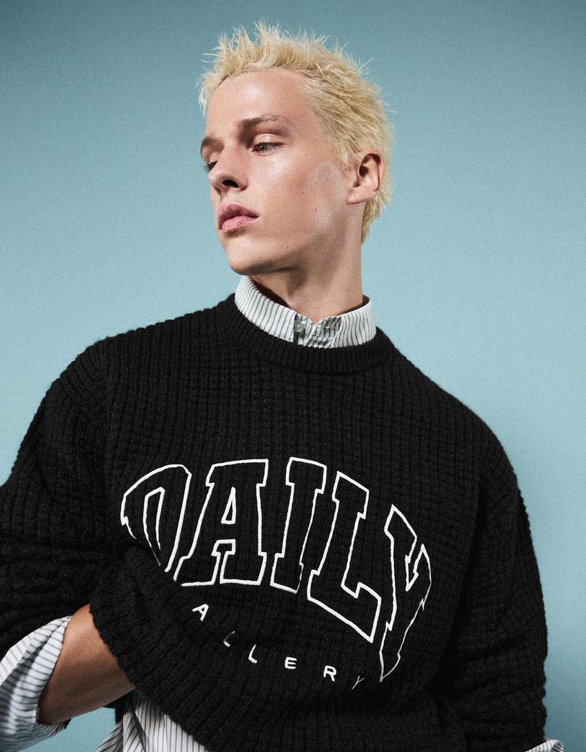 Jersey cuello redondo waffle bordado-Negro