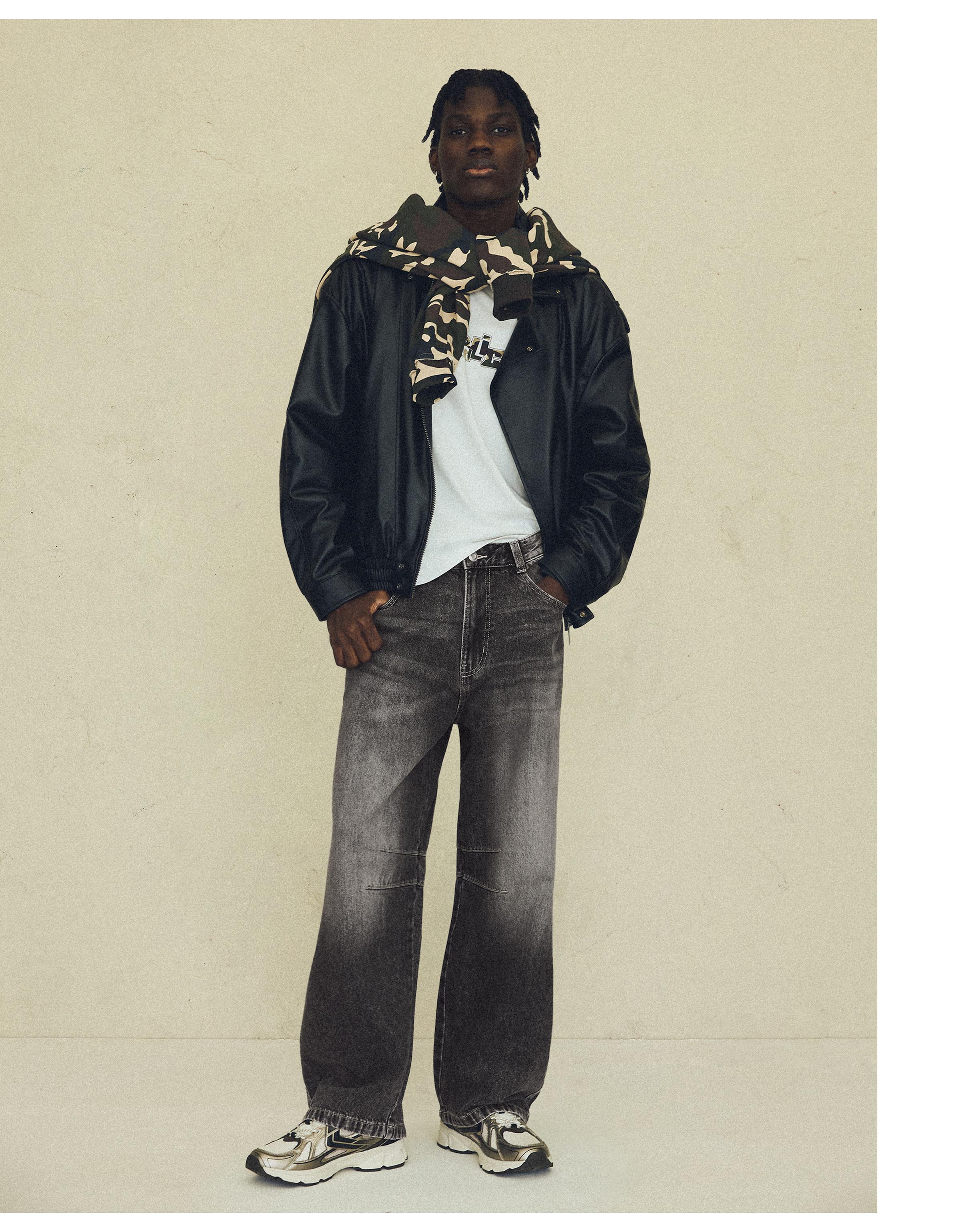 Jeans with back embroidery — Grey