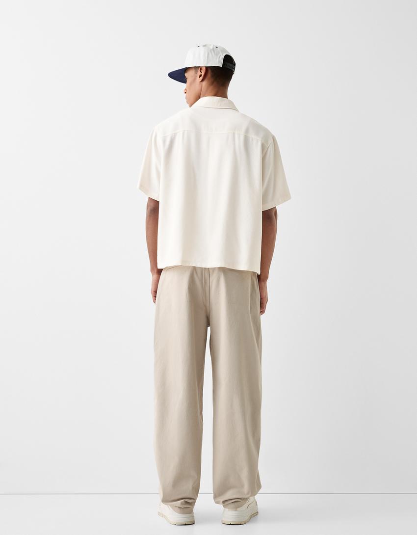 قميص رسمي بقصّة مربعة وأكمام قصيرة-أبيض مطفي-1