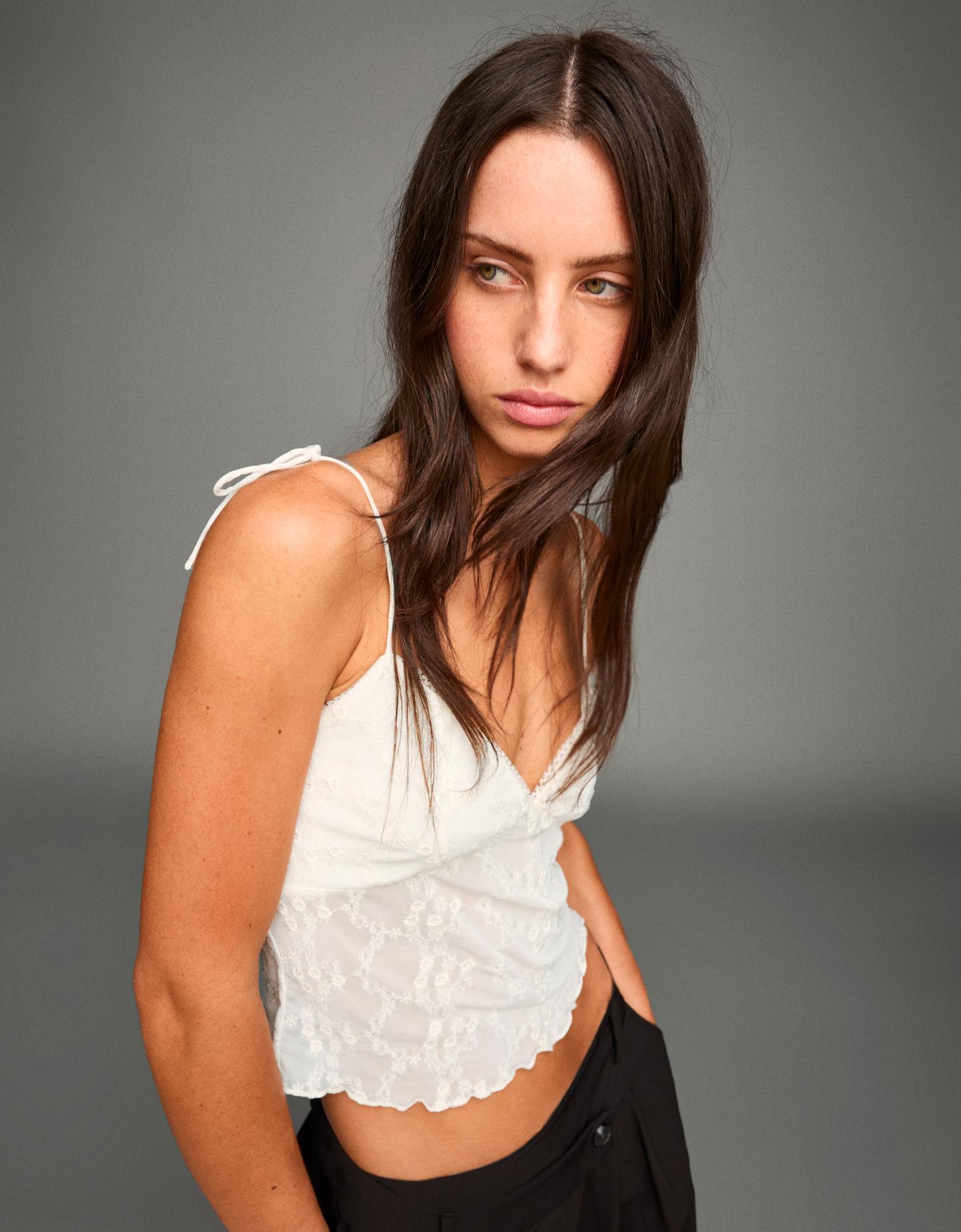 Bershka top na ramiączkach z haftowanym tiulem kremowy