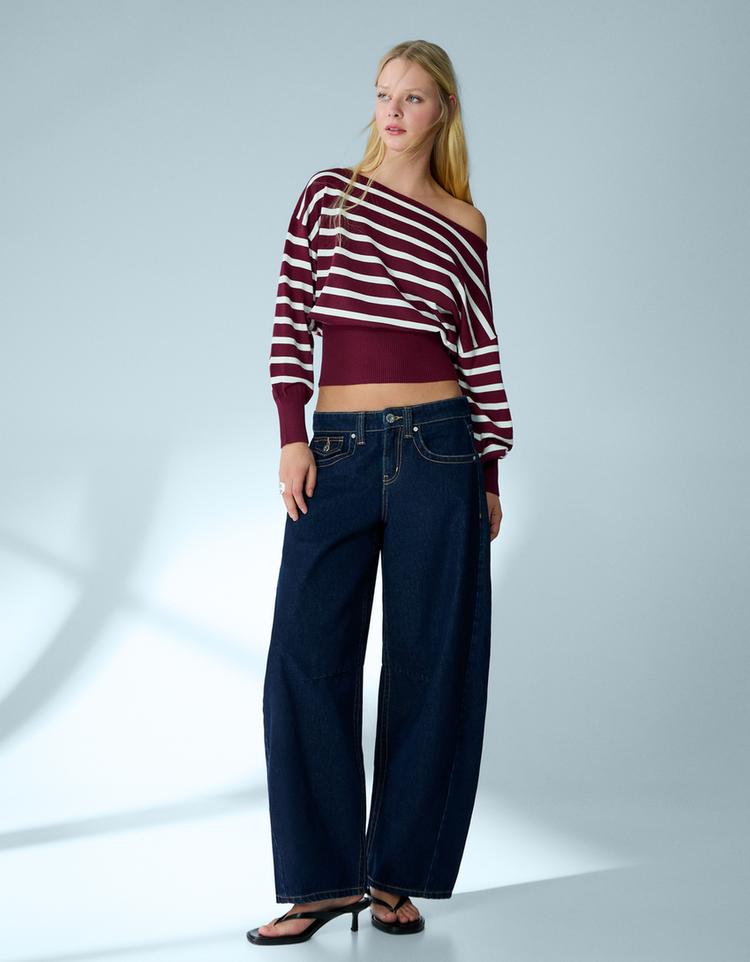 Asimetrik yaka baskılı kazak