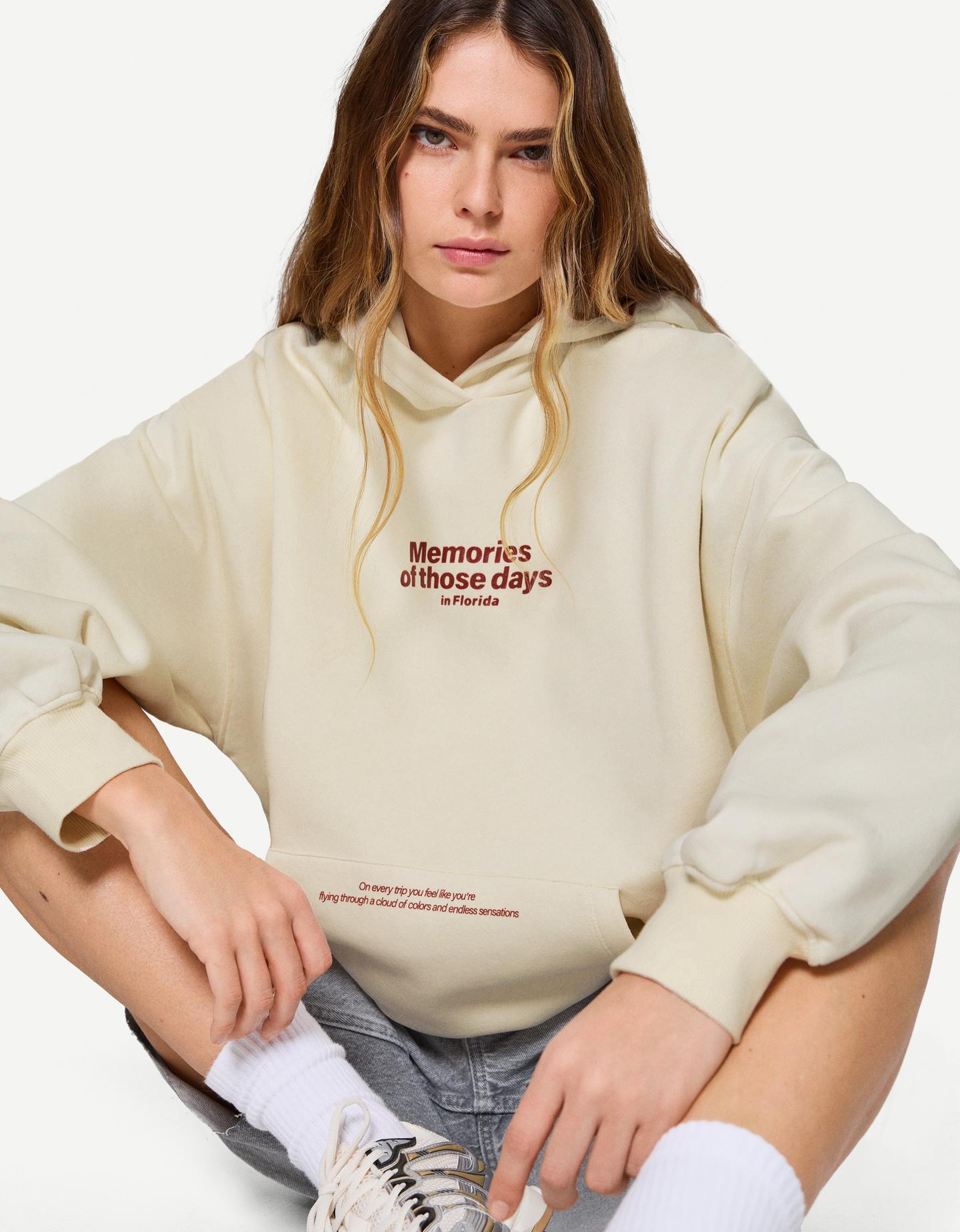 Bershka bluza z kapturem i nadrukiem kremowy