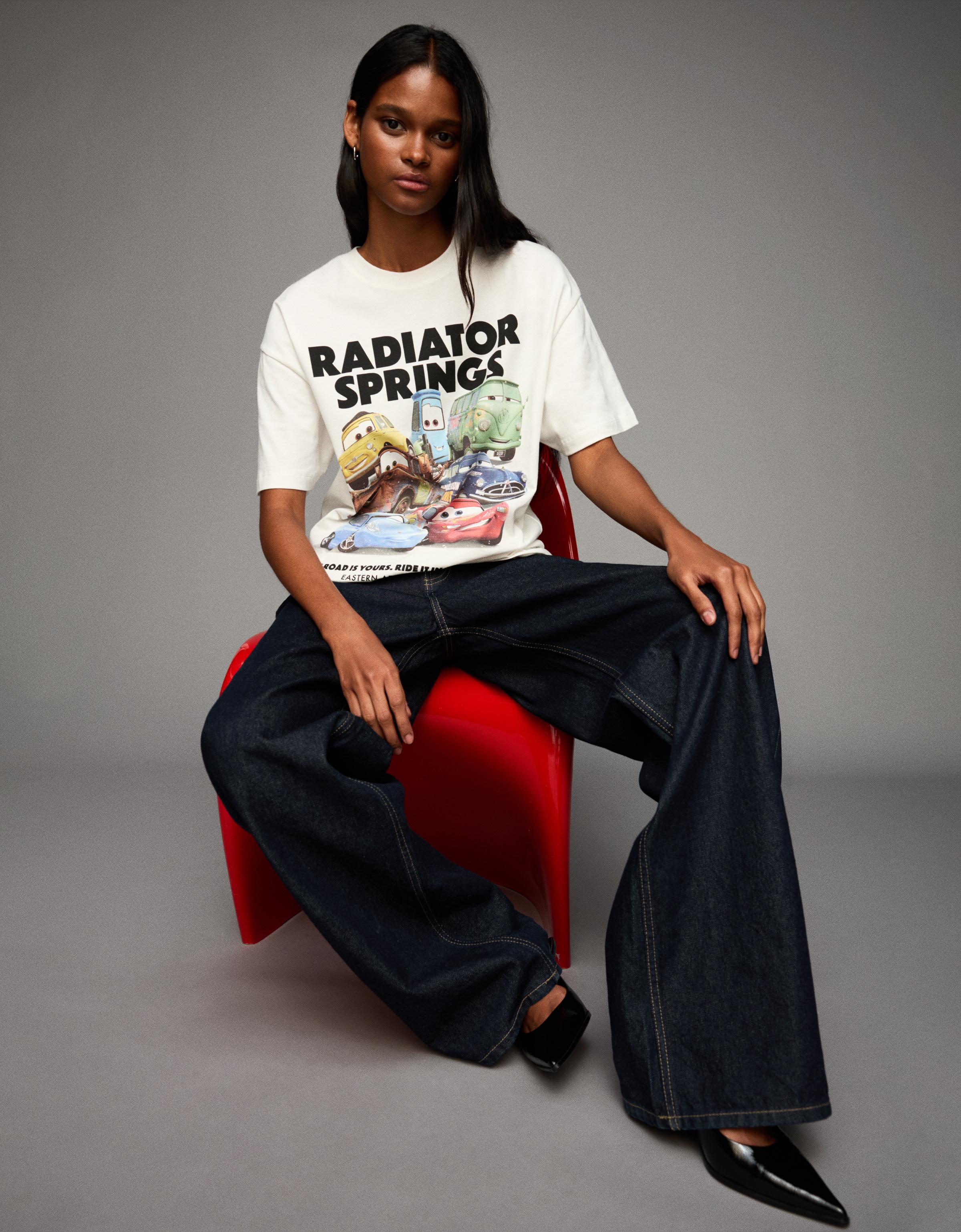 Bershka T-Shirt Mit Kurzen Ärmeln Und Cars-Print Damen M Grbrochenes Weiss