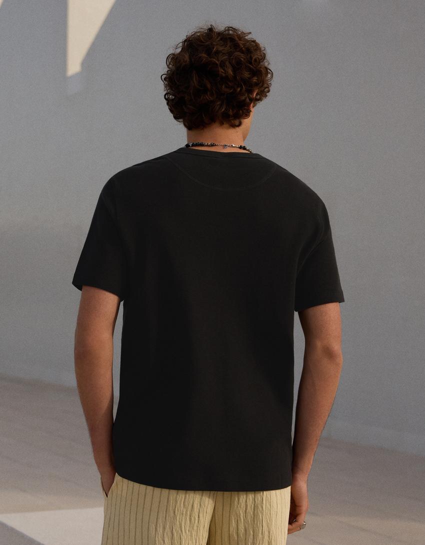 Kurzarm-T-Shirt mit Rundausschnitt mit Knopfleiste und Waffelstruktur-Schwarz