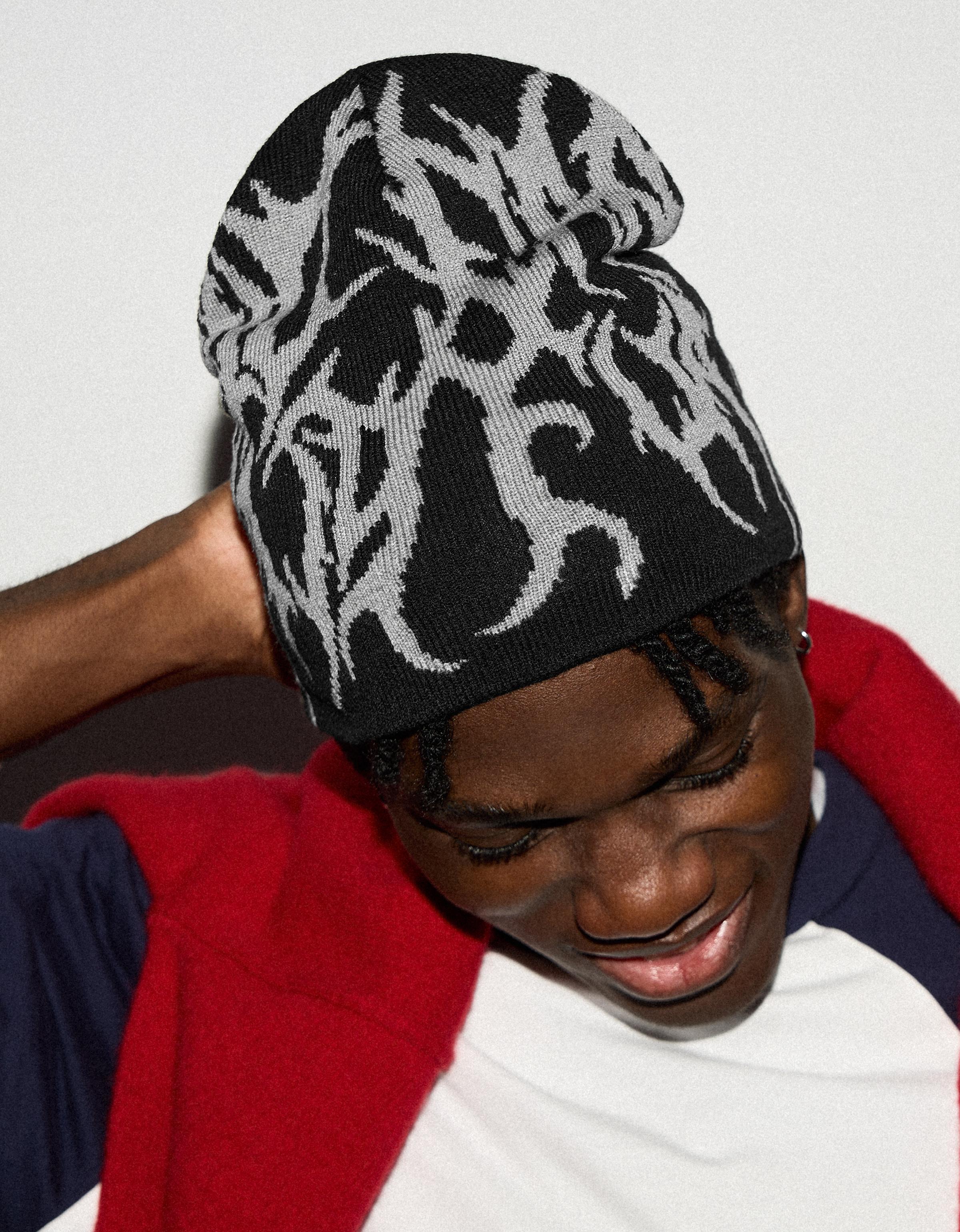 Knitted beanie — Black