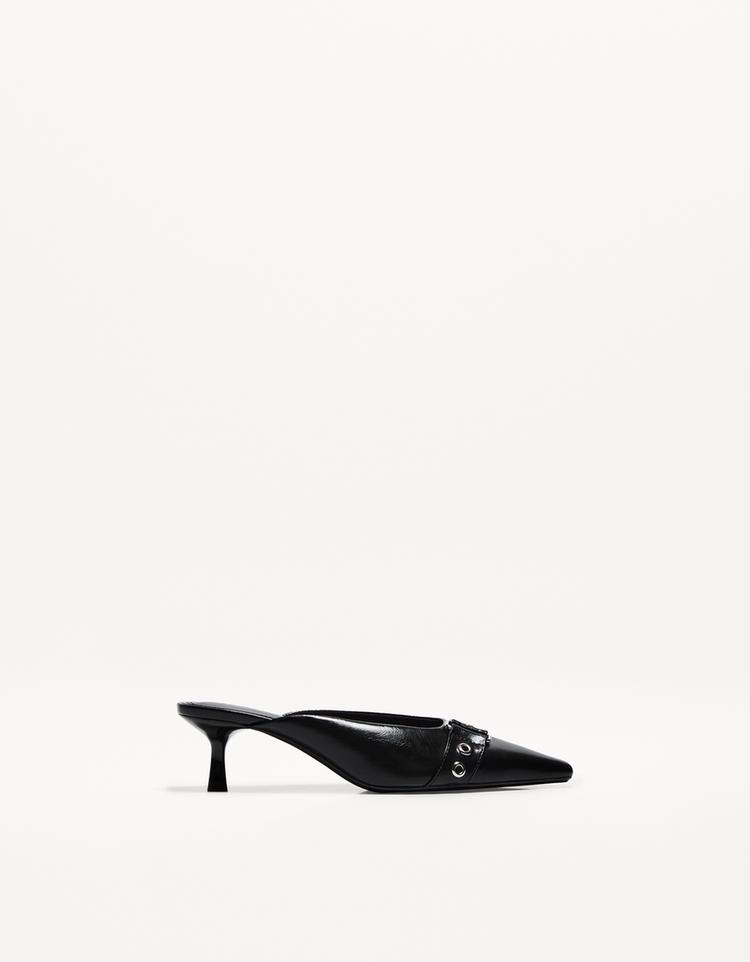 Absatzschuhe mit Kitten-Heels und Schnallen