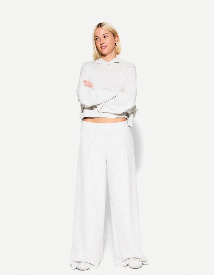 Sweatshirt ve geniş paça pantolon takımı