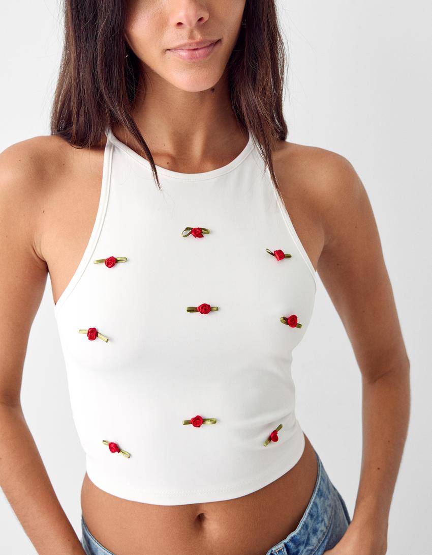 توب بياقة هالتر وطبعة زهور-كريمي-5