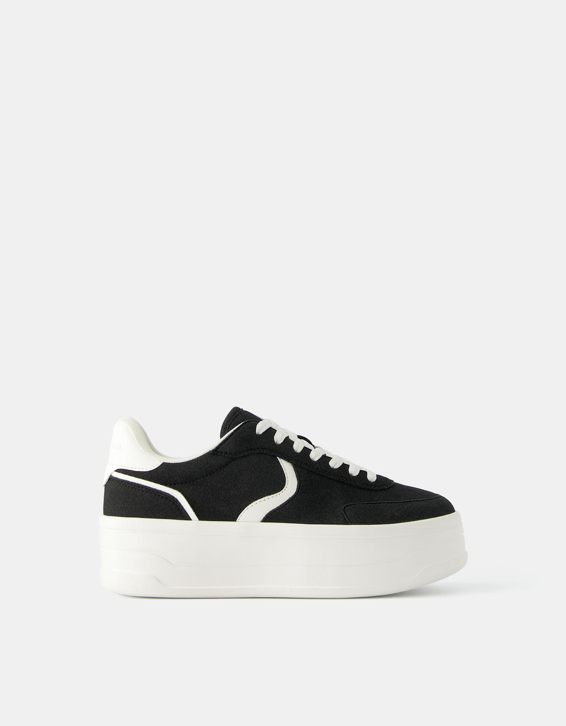 حذاء رياضي بنعل عال متباين