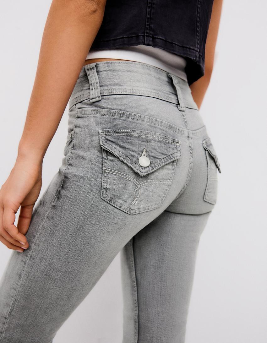 Bootcut-Jeans mit tiefem Bund und Flaps-Grau